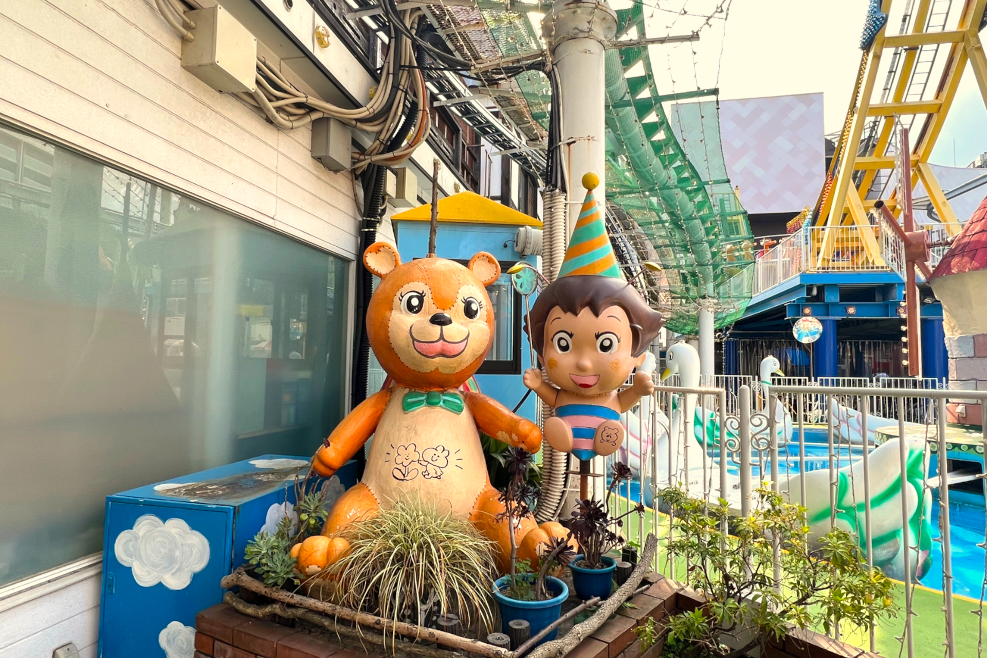 夏は涼しいミスト噴射スポットも