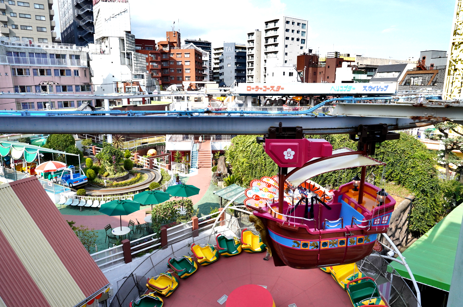 夏は涼しいミスト噴射スポットも