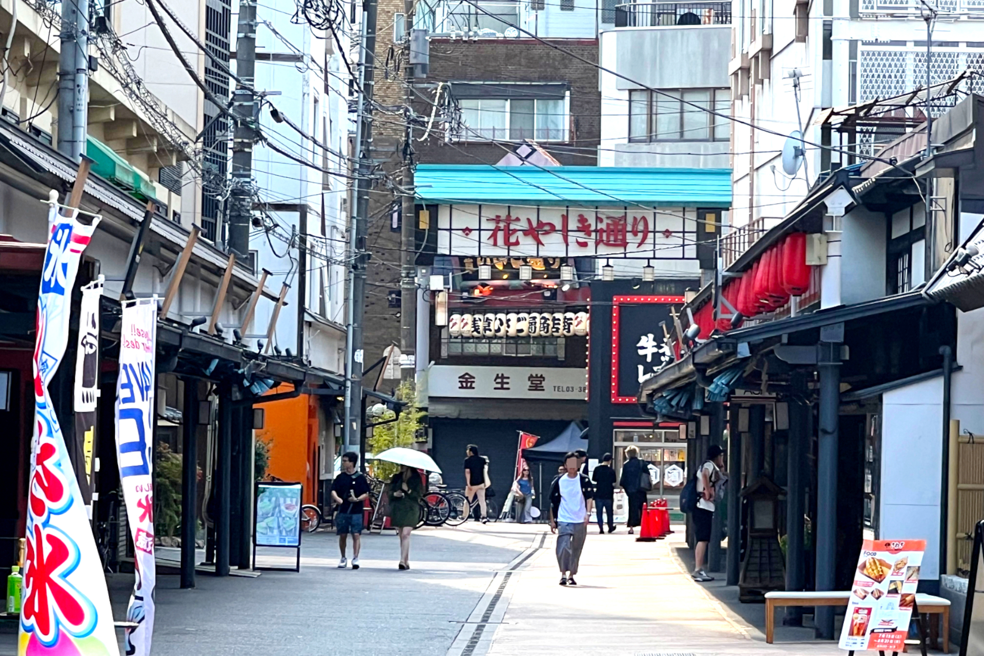 浅草寺 本堂の西側に位置する「花やしき通り」に入園口がある。雷門からは徒歩約10分