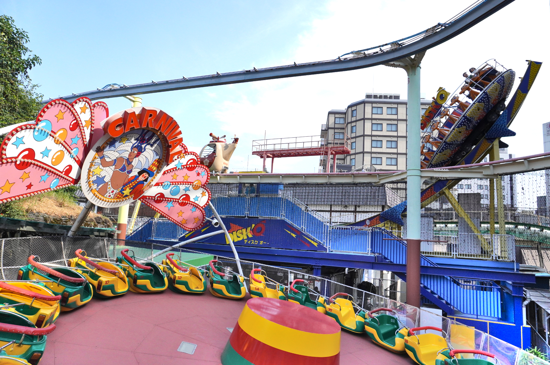 夏は涼しいミスト噴射スポットも