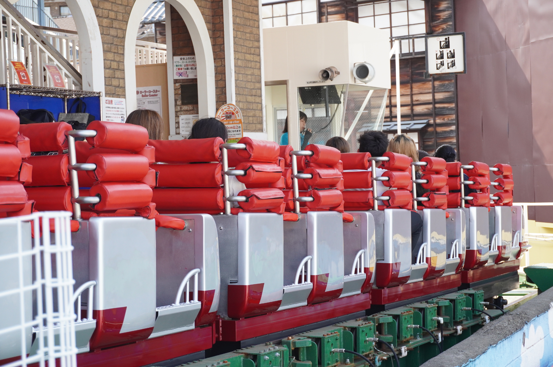 夏は涼しいミスト噴射スポットも