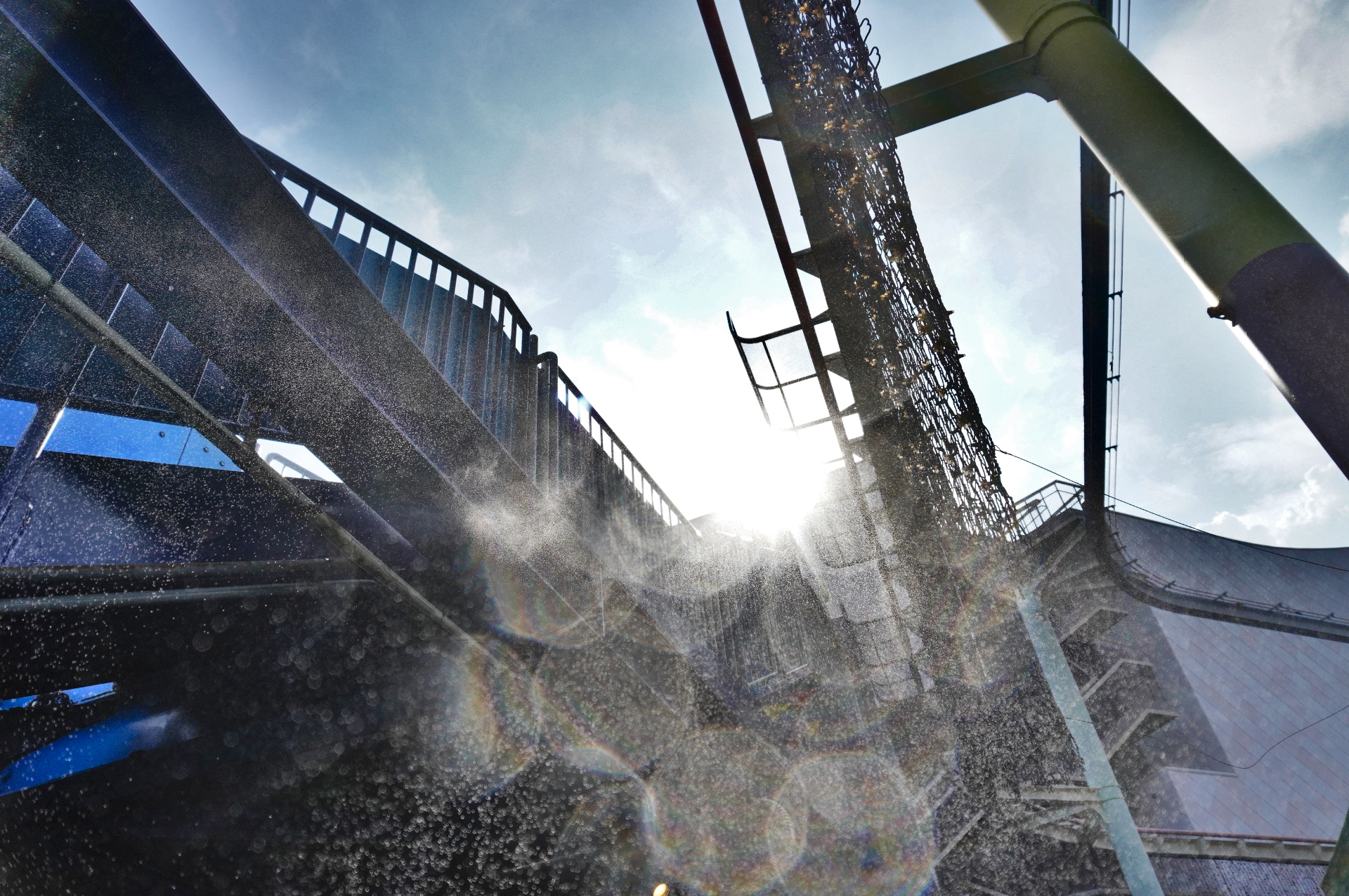 夏は涼しいミスト噴射スポットも