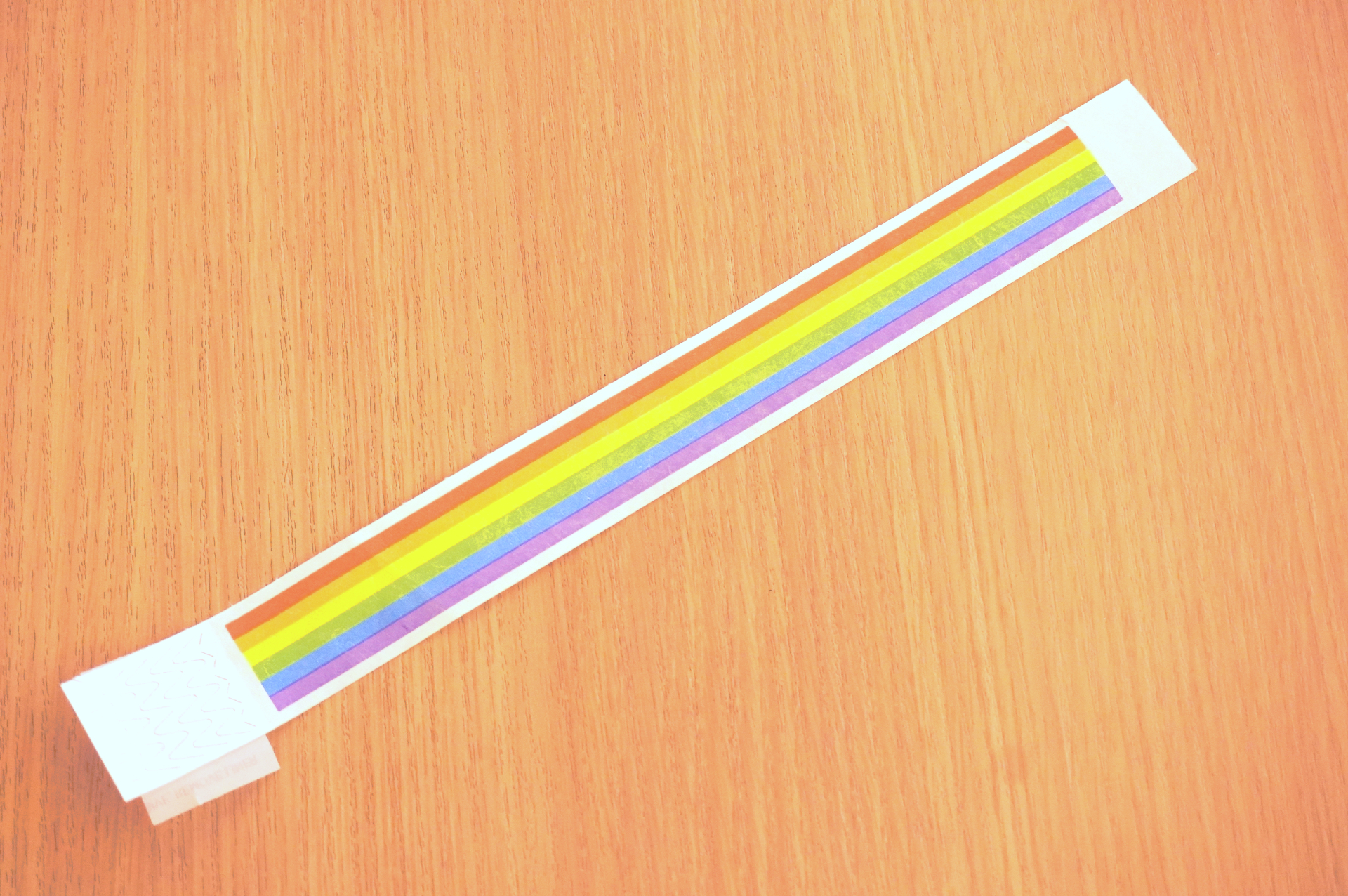 フリーパスを購入した人は腕に虹色のリボンを巻く