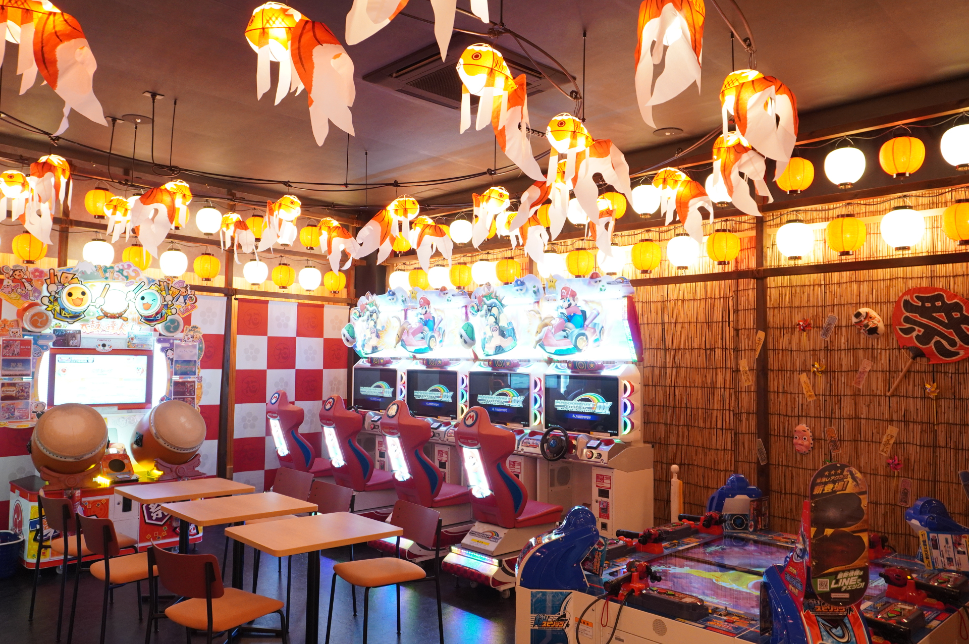 縁日のような空間にゲームコーナーも