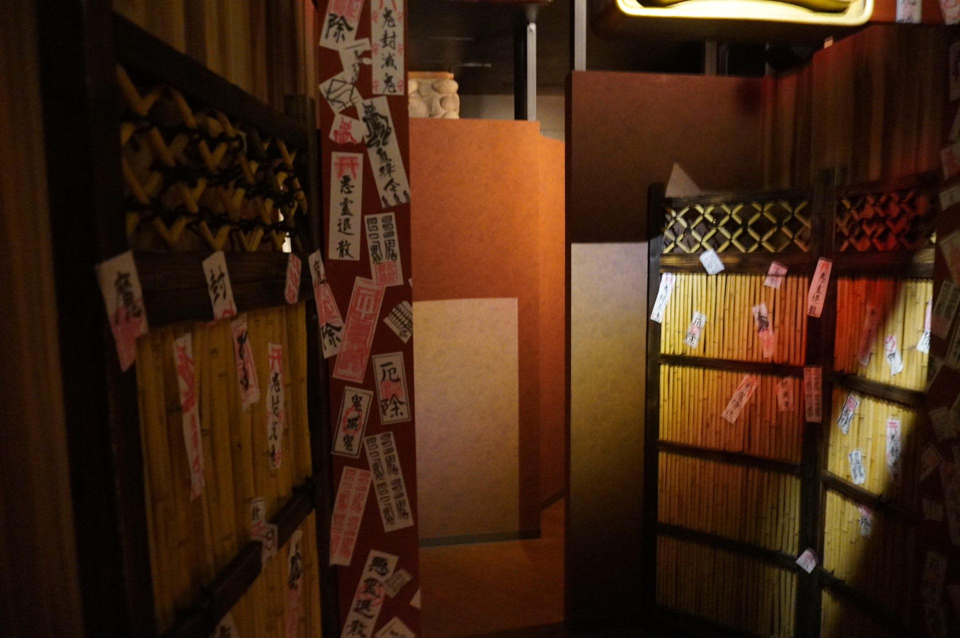 一番奥の「鬼の祠（ほこら）」へ行き、水晶玉で除霊してくるのがミッション