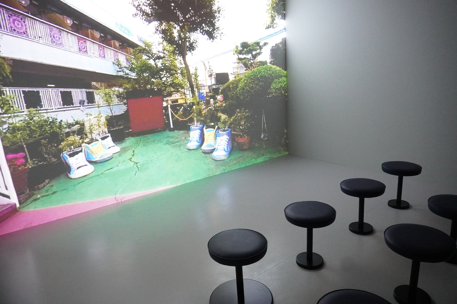 4面マルチ映像が動き出すと、まるで本物のアトラクションに乗っているかのようにスリル満点