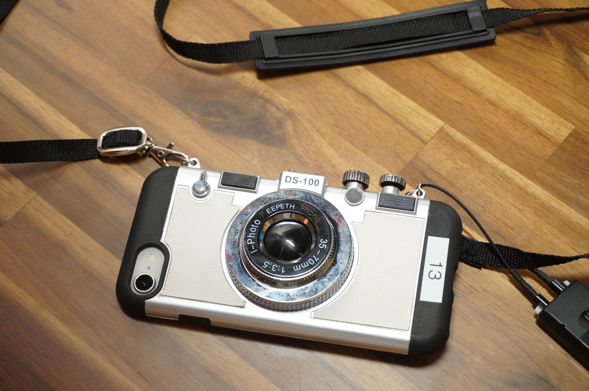 アトラクション参加者にはカメラ風の専用デバイスが渡される