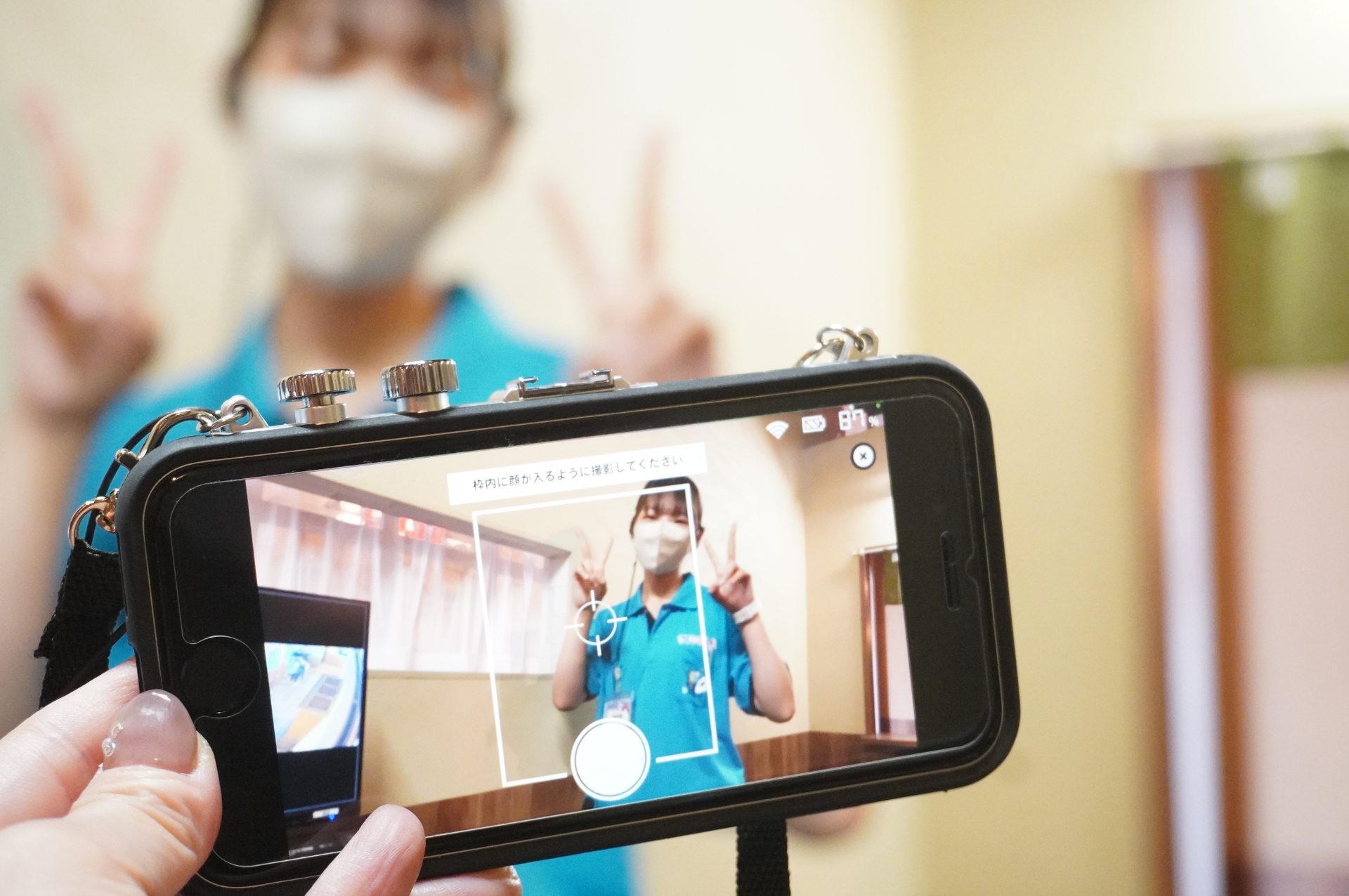 はじめに新聞記者になる参加者の顔写真を撮影