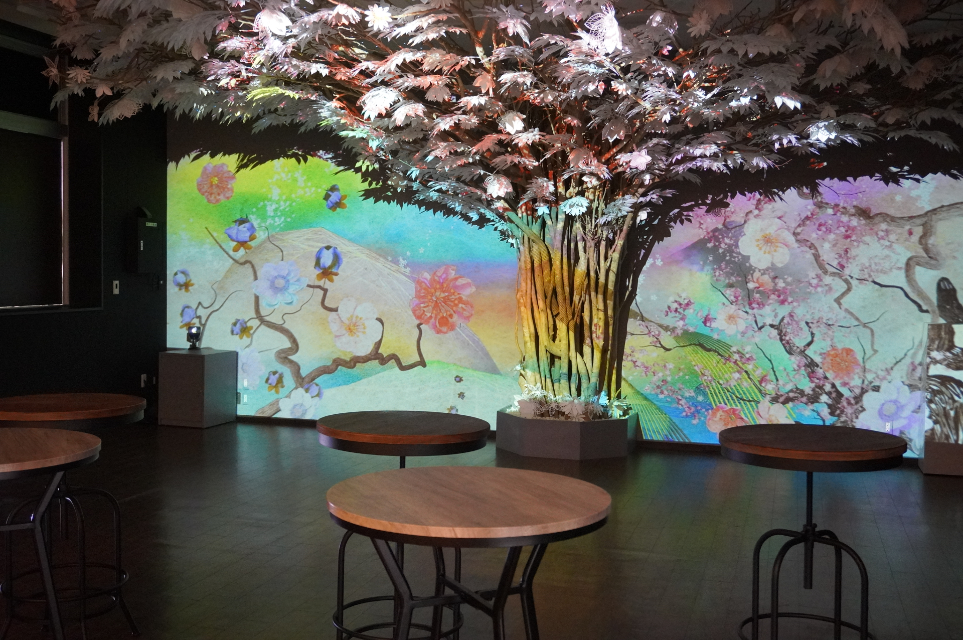 デジタルアート空間「NAKED 花景色」