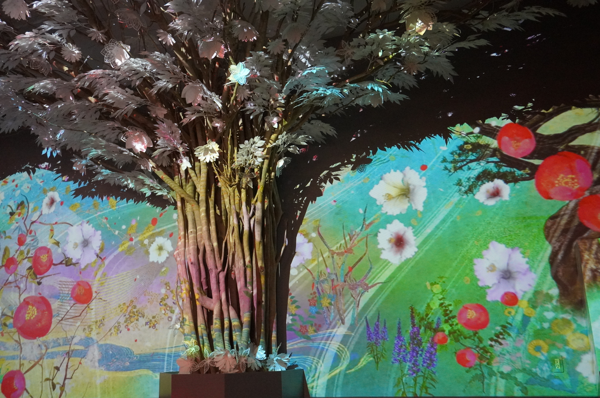 春、夏、秋、冬とプロジェクションマッピングで季節の移ろいを投影