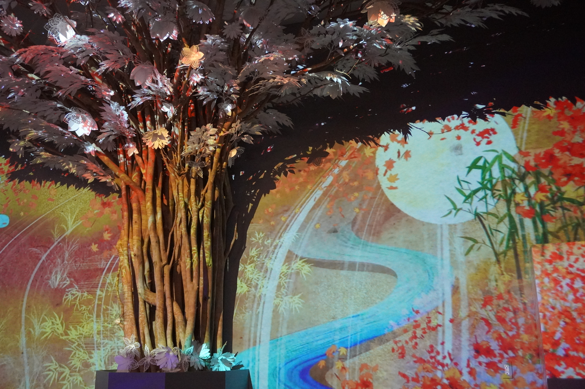 春、夏、秋、冬とプロジェクションマッピングで季節の移ろいを投影