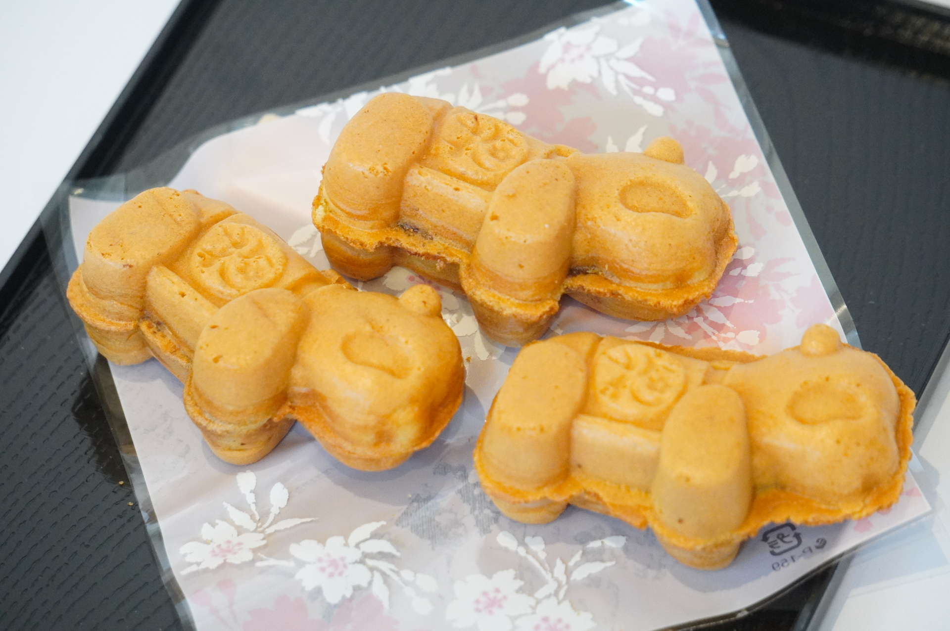 浅草花やしきを象徴する「パンダカー」を模した人形焼き。味はあんこ入りとカスタード入りの全2種類（1個100円、5個セット400円）