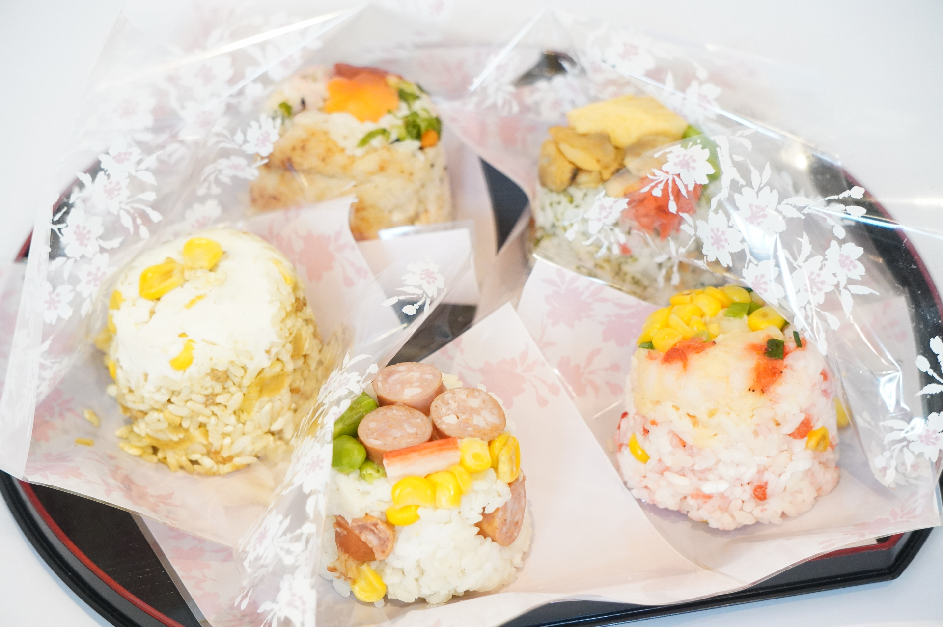 彩り豊かな「花むすび」は、大エビマヨ（360円）、あさりと玉子（340円）、チキンと梅（360円）、ソーセージとコーン（340円）、ドライカレーとチーズ（340）円の全5種類