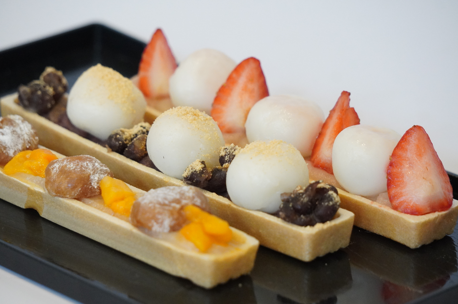 北海道産小豆を使用した手作り粒あんを敷き詰めたスティック状の「デセールもなか」。イチゴ、十勝あずき、きゃらめるマンゴーの全3種類（1本360円）