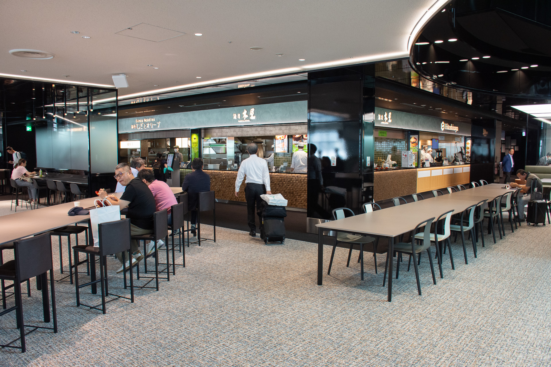 麺類、丼ものなどの飲食店。席が自由なフードコート形式