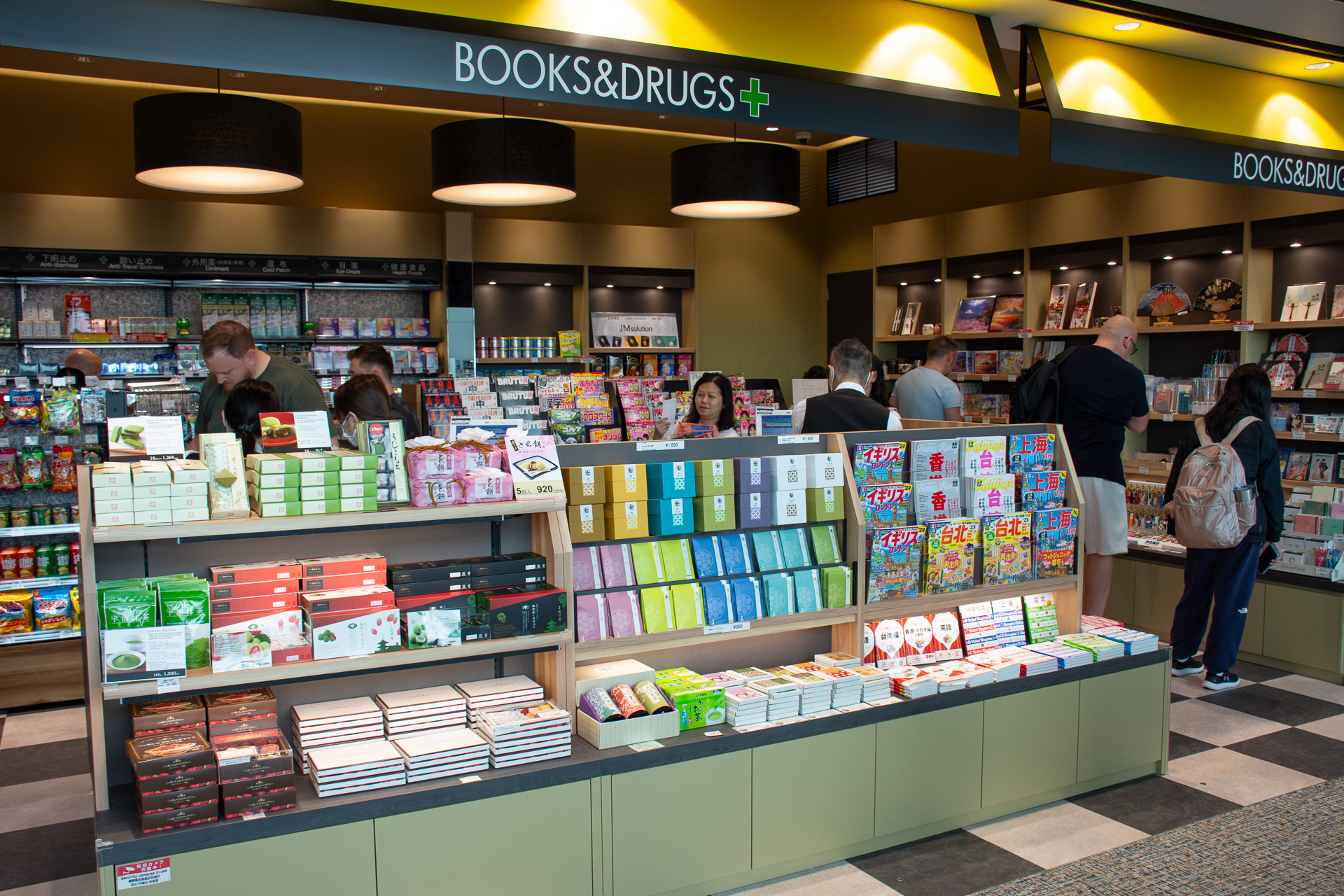 本と薬局。和風な雑貨なども取り扱っている。当面の5便の就航先のガイドブックも販売していた