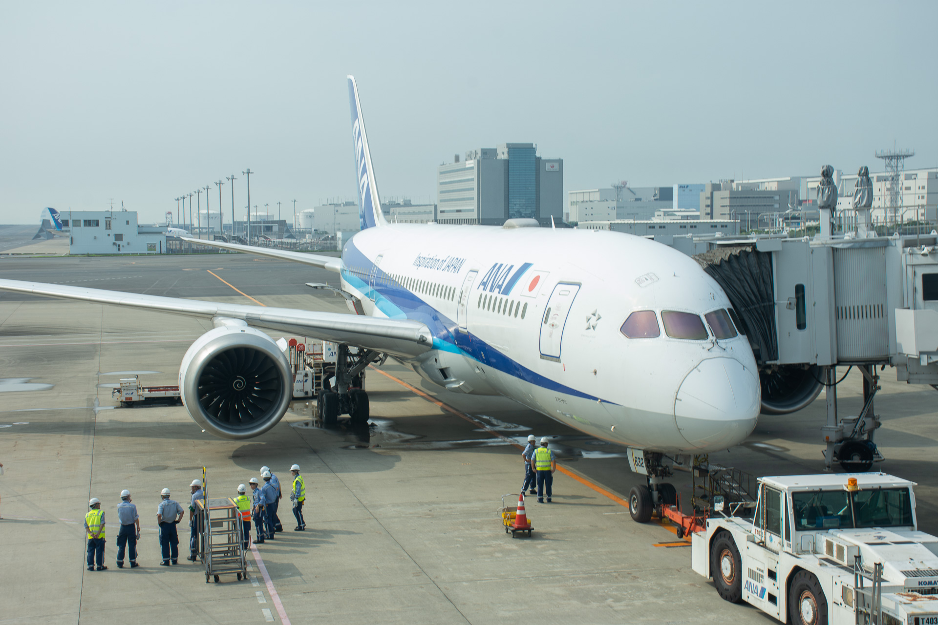 出発を待つNH859便