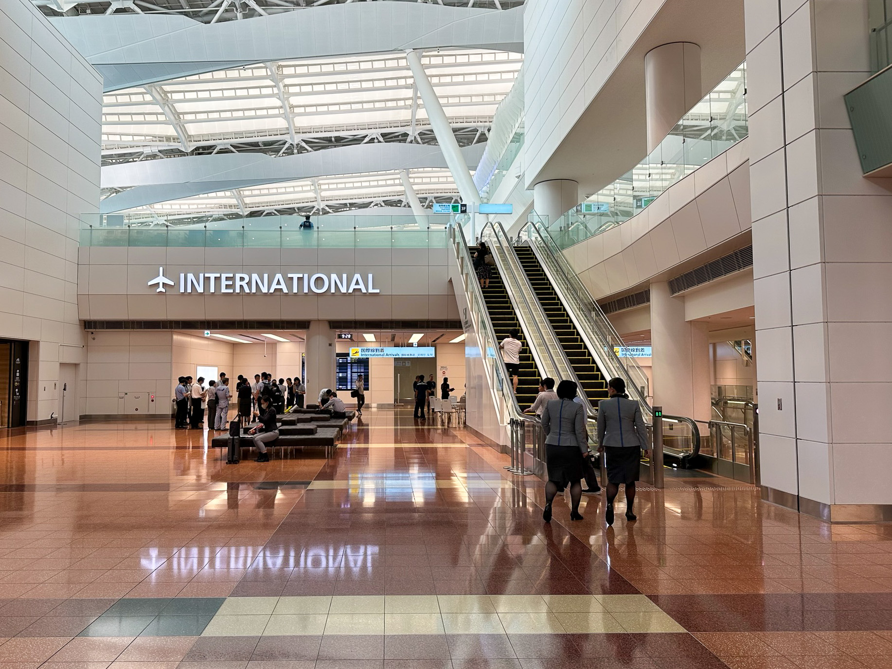 2タミ国内線の出発ロビーから見た国際線エリア。ずっと閉まっていた大きなシャッターが開いている。写真上が3階出発ロビー