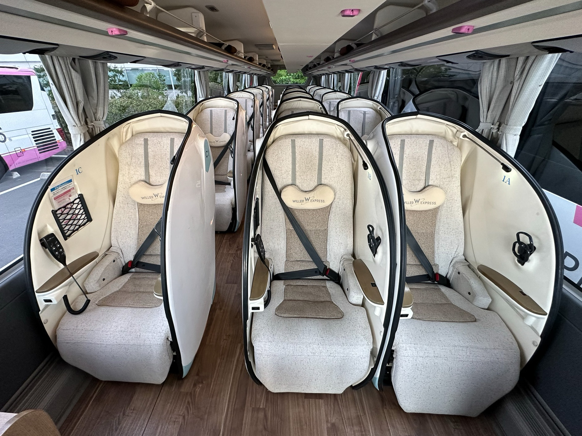 独立した3列シートで計18席