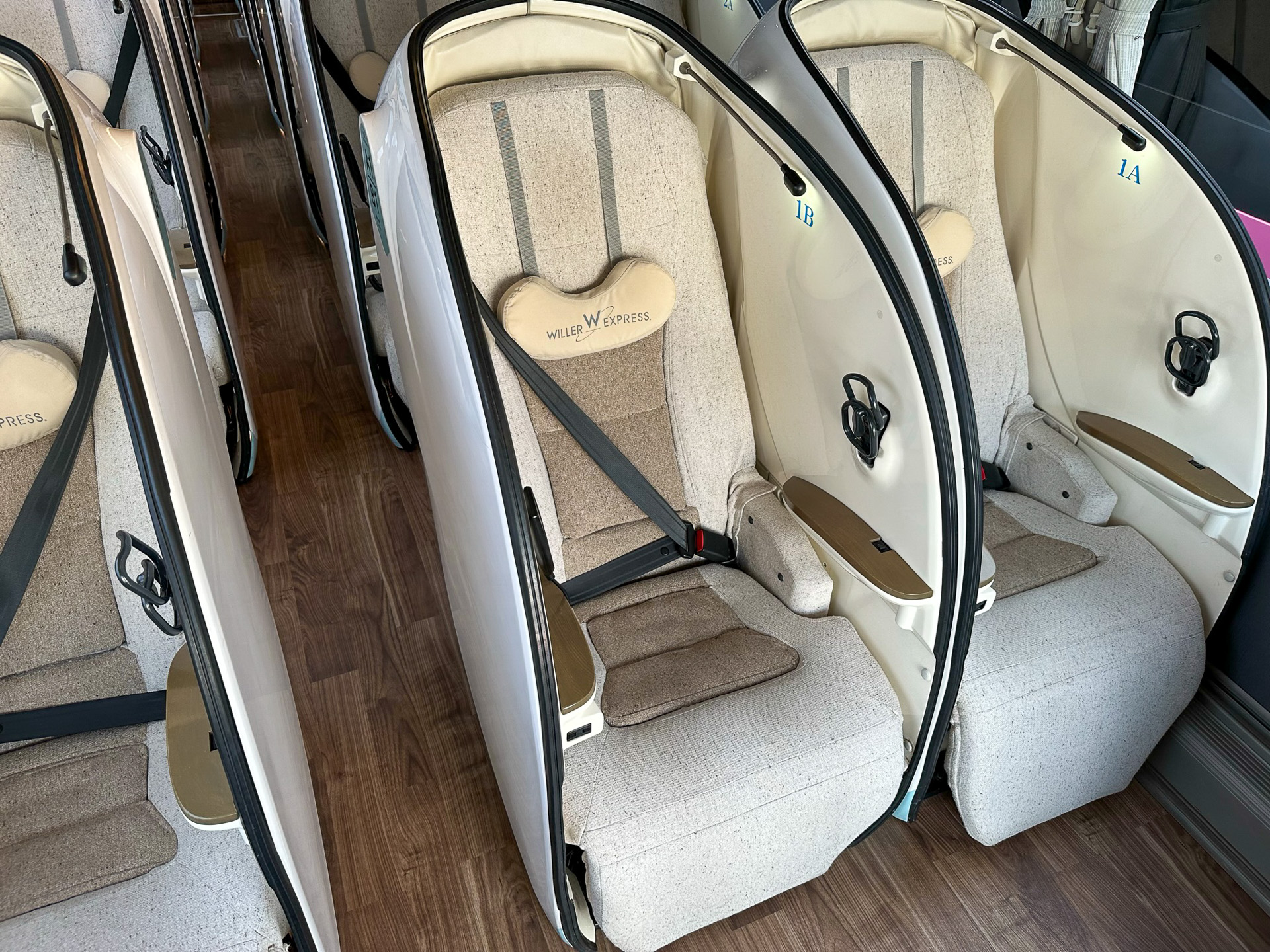 プライベート感の高いシェル型シートを採用