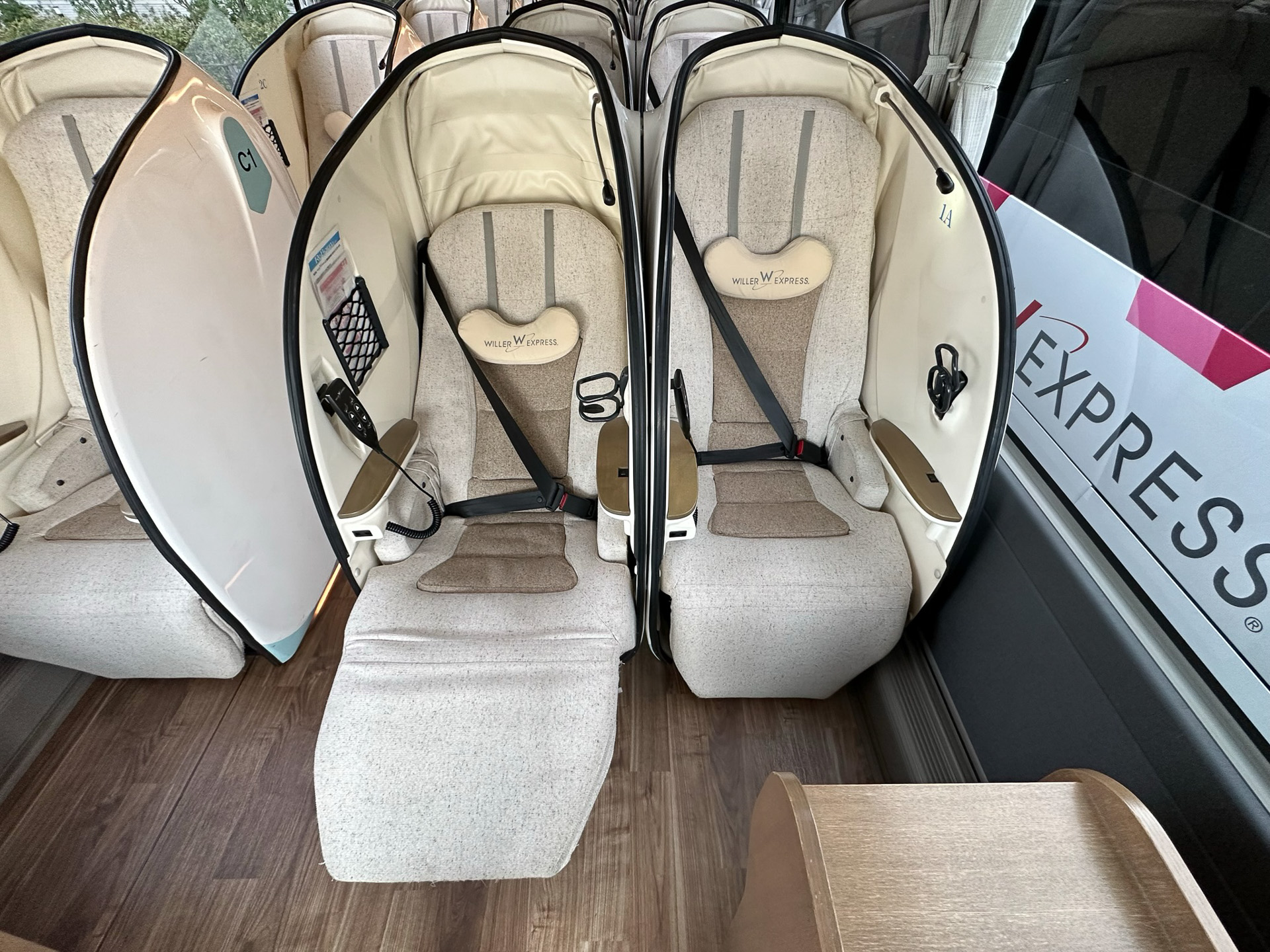 リクライニング角は約155度。しかもシェル内で倒れるので、後ろの席に気を使う必要がない