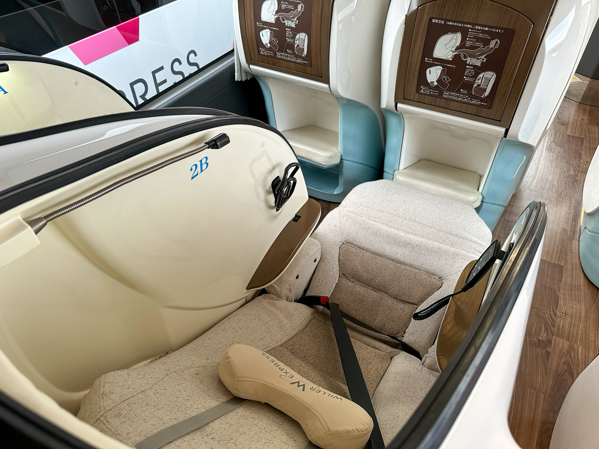 前席後部にはつま先を入れられるフットレストがある。その下はシューズスペース
