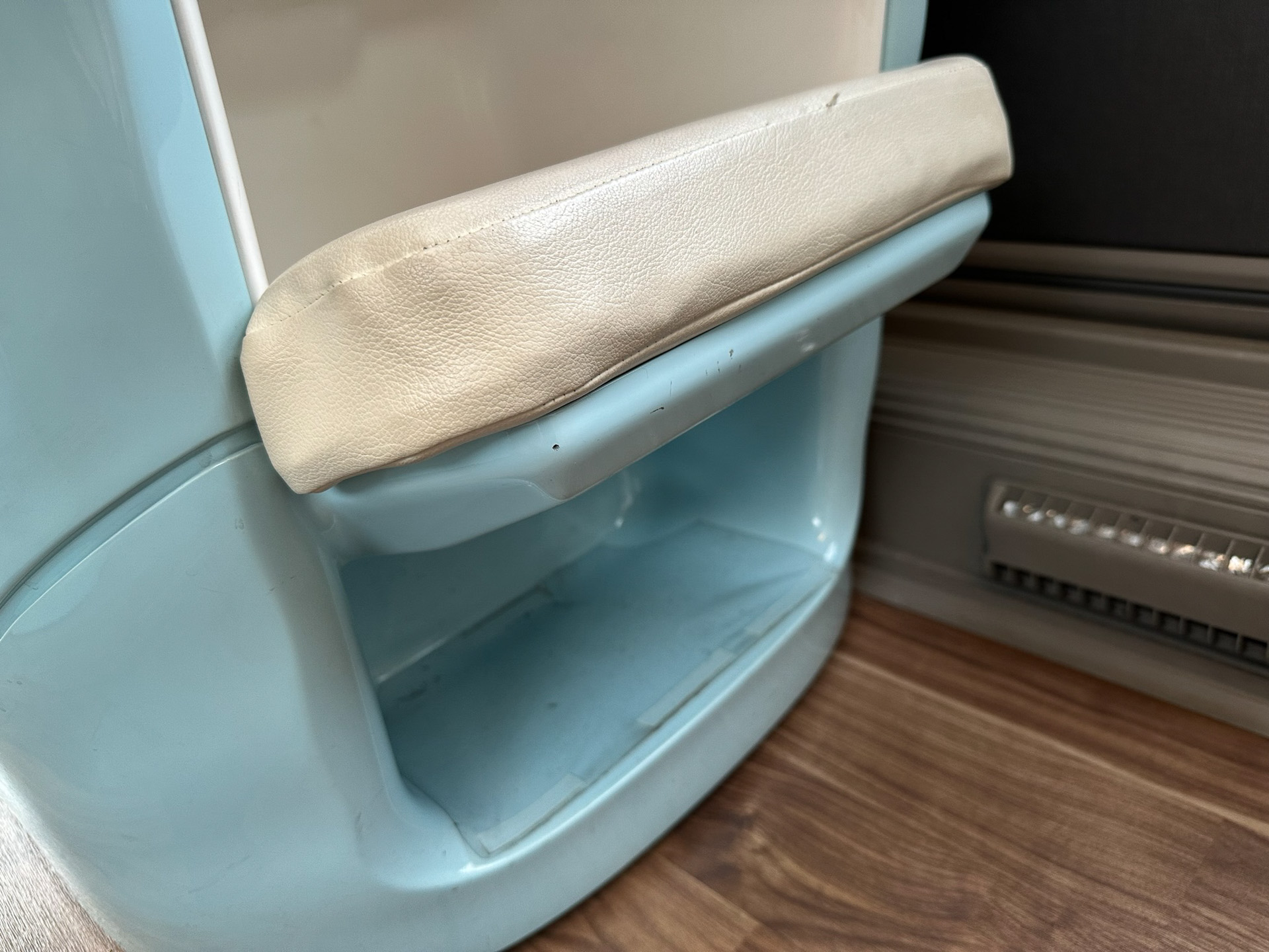 前席後部にはつま先を入れられるフットレストがある。その下はシューズスペース