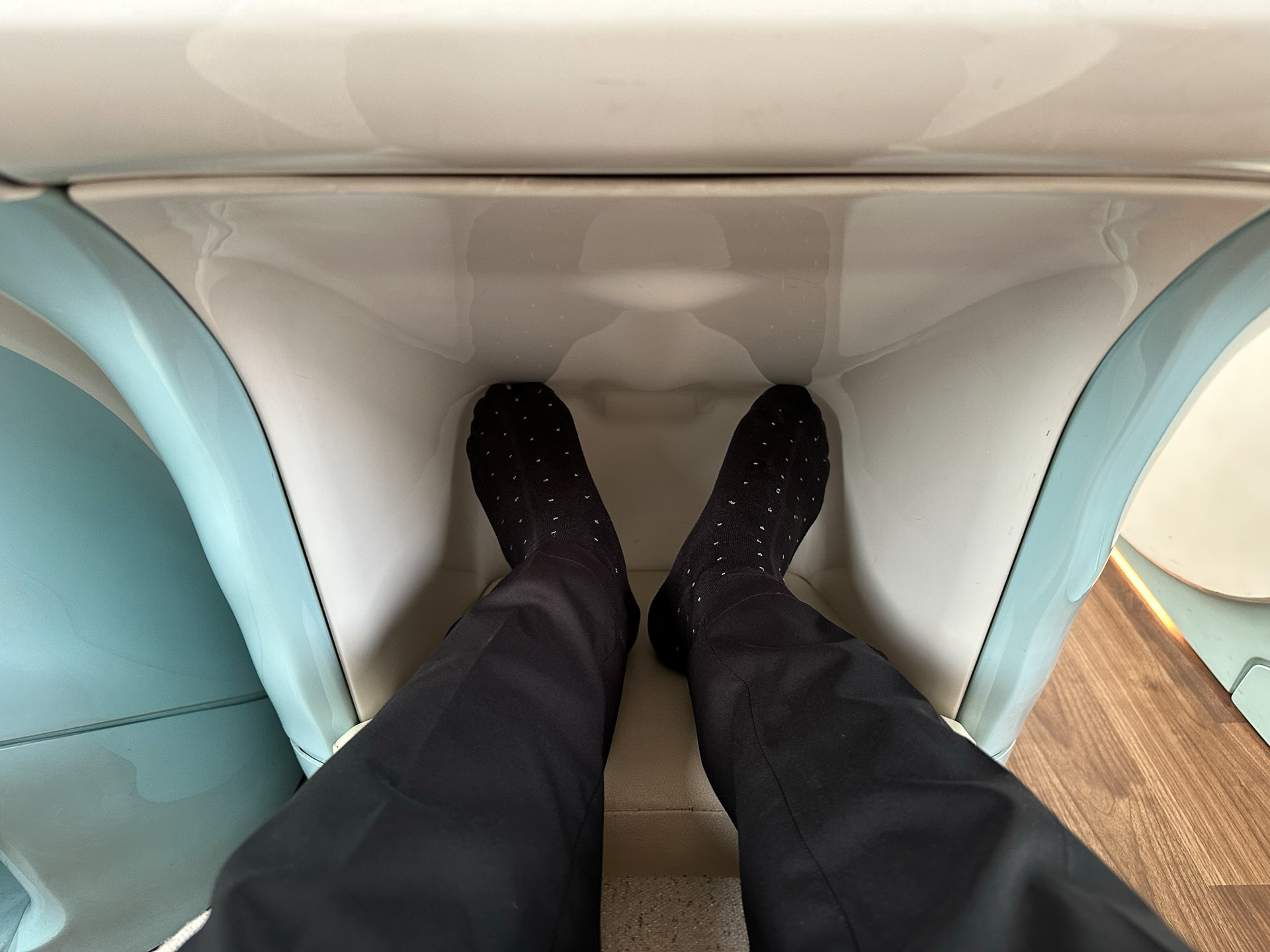 身長178cmの記者が足を入れてみたところ、つま先がややぶつかるくらいの空間。足はしっかり伸ばせる