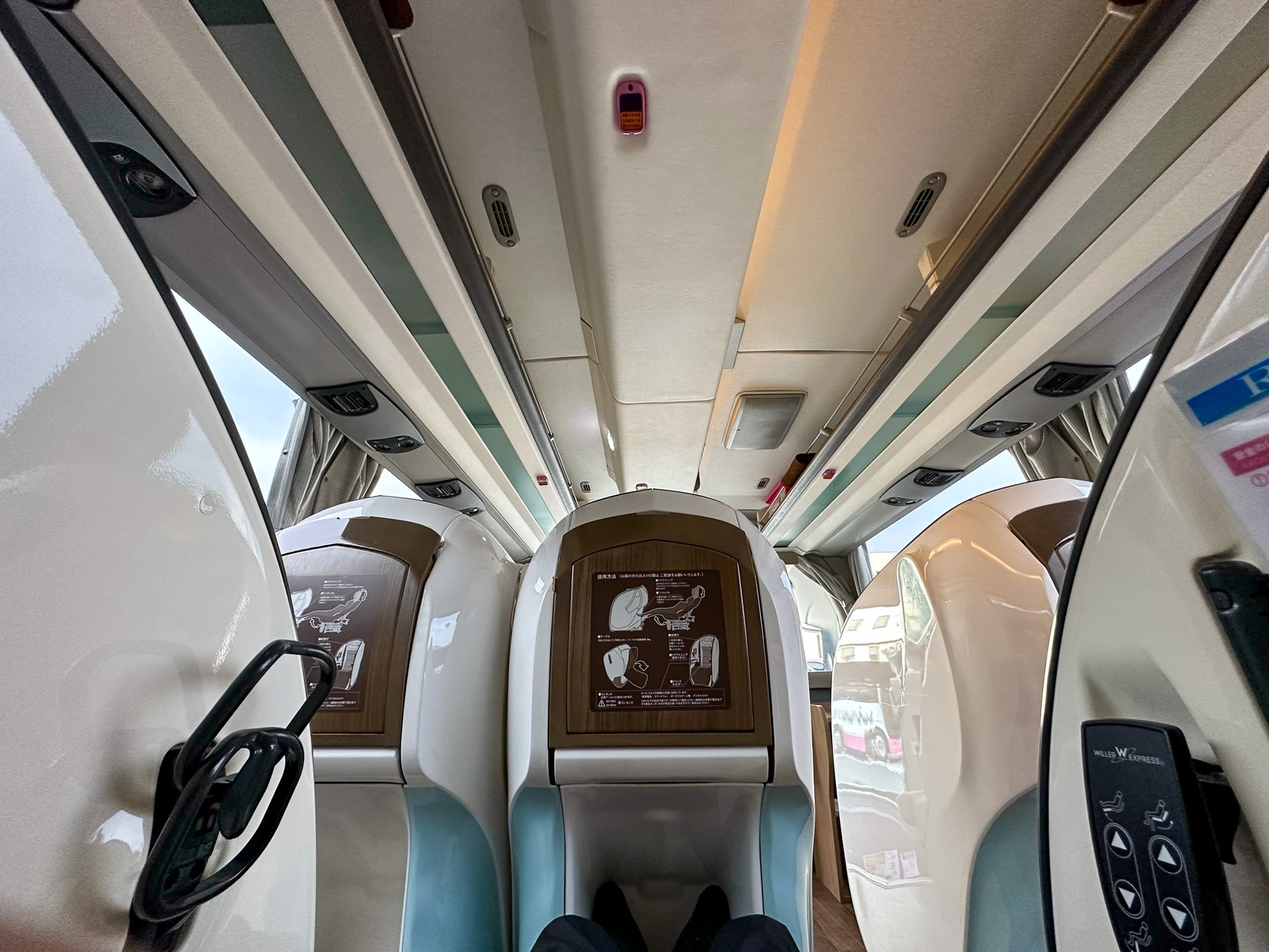 リクライニングを最大（約155度）まで倒して、電動ゆりかごをオンにして見上げた様子。感覚的にはかなりフラットに近く、シェルの包まれ具合もあってプライベート感が高い