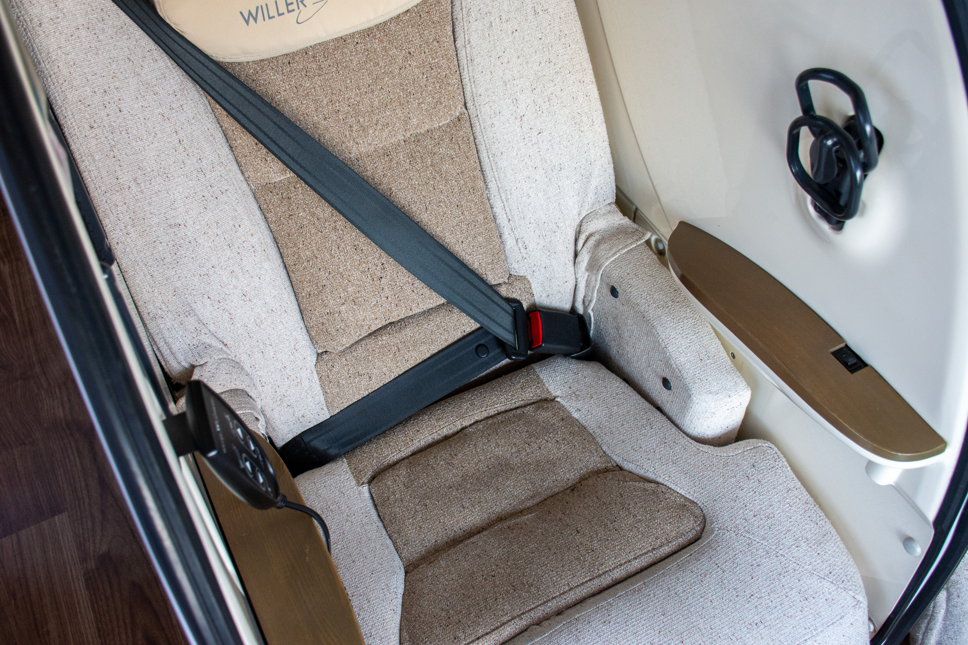 背当て、腰当て、座面で固さの異なるシート