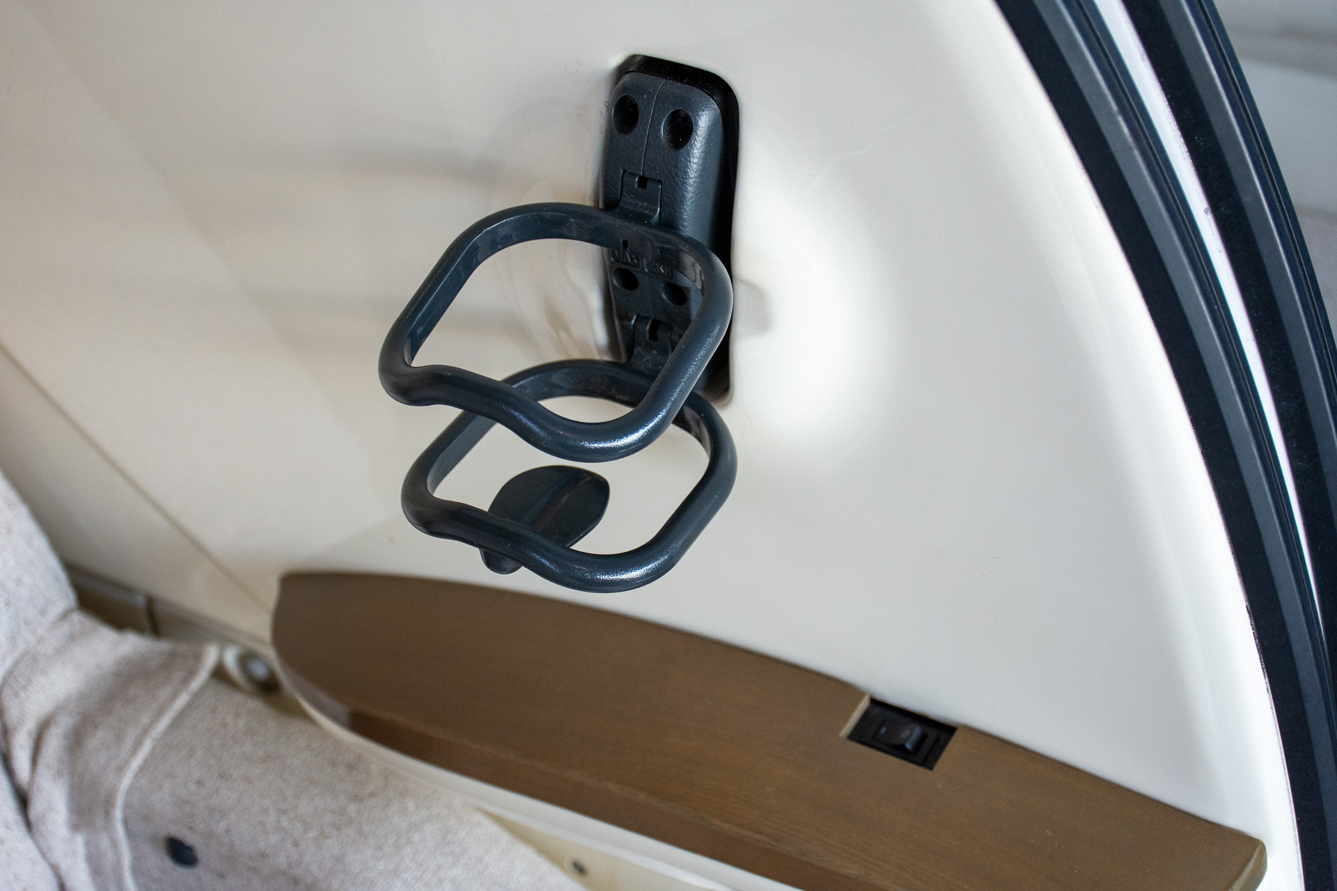 ドリンクホルダーは左手側に