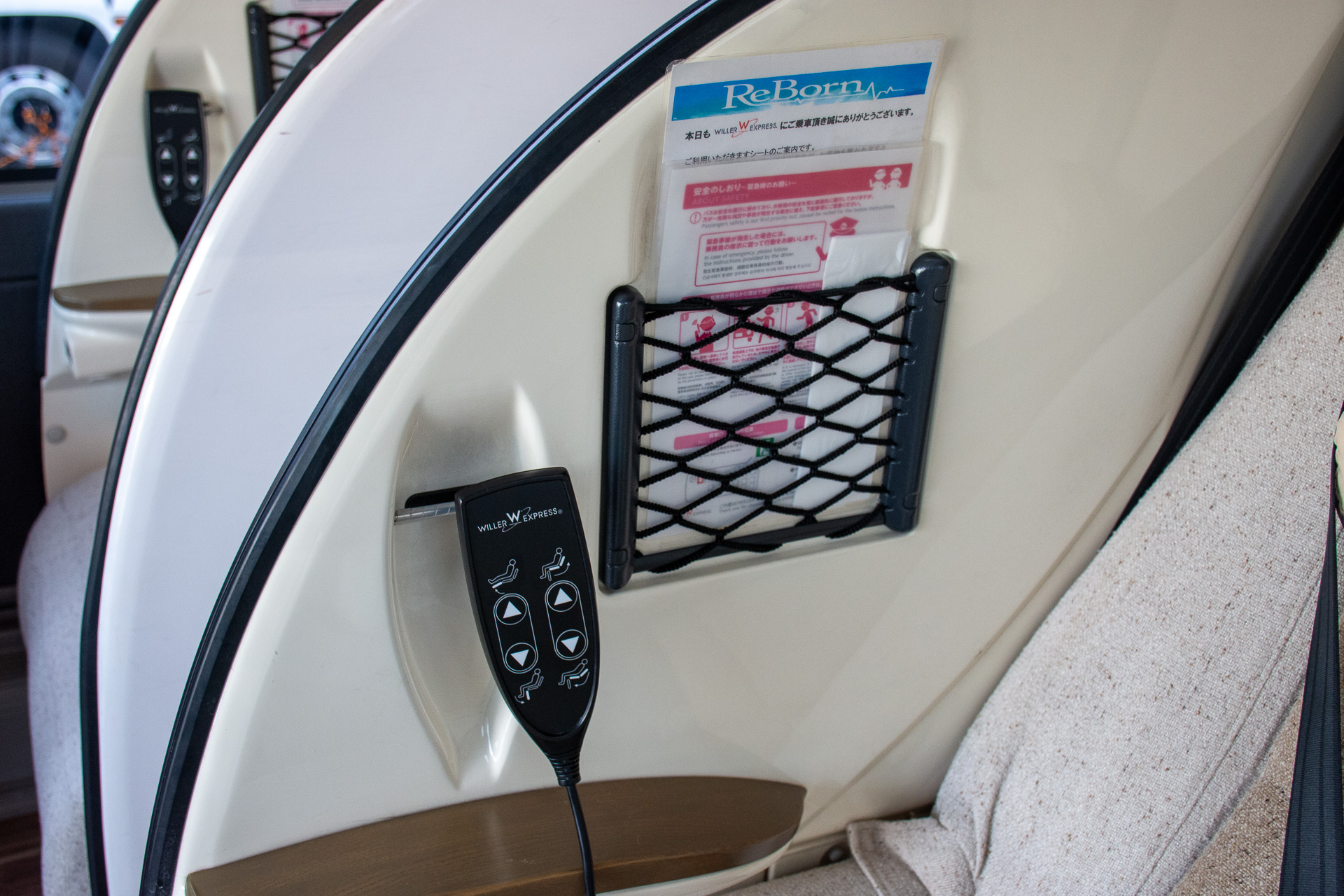 右手に電動ゆりかごのコントローラ