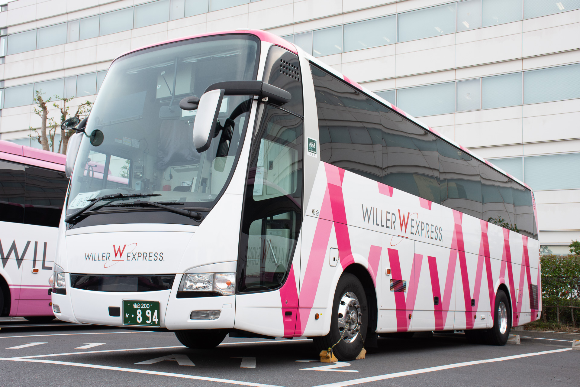 木目調の落ち着いた車内が特徴の「ラクシア」車両