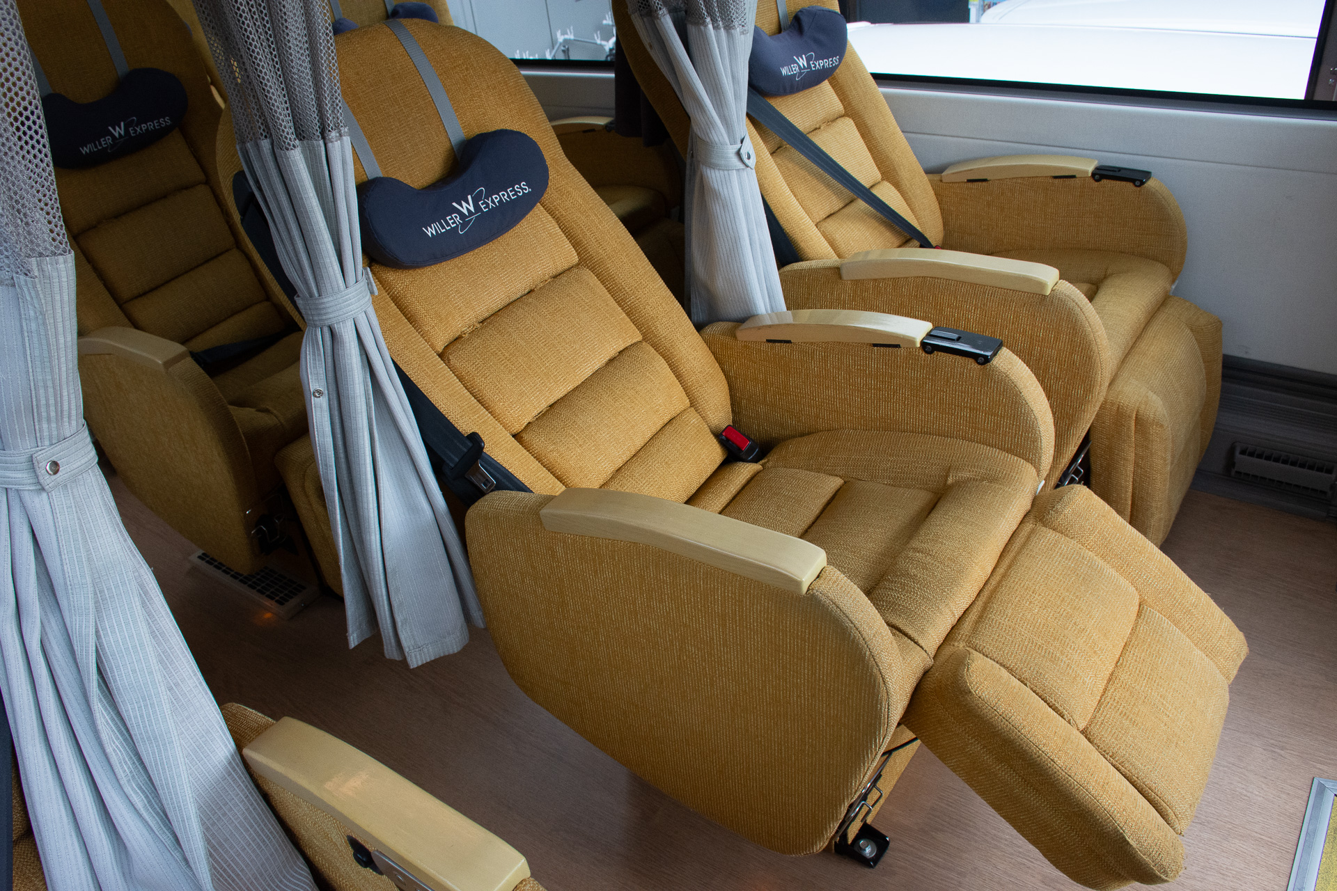 木目調の床材などによく合う「からし色」のシートはリビングルームような落ち着き