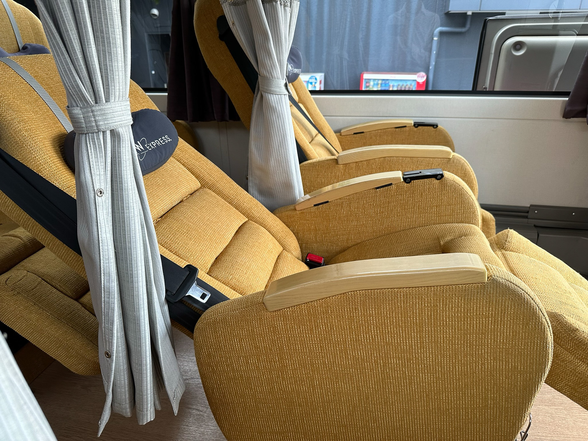 電動ゆりかごを有効にした状態。奥の席と比べると、アームレストまで含む席全体が一体的に傾斜しているのが分かるはず