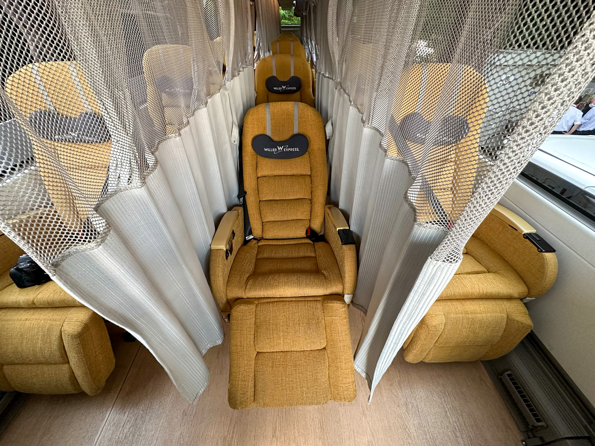 シートを倒してカーテンを閉めたところ。カーテン上部が透けているのは保安上の都合で、きちんと乗車しているかなどを確認するため