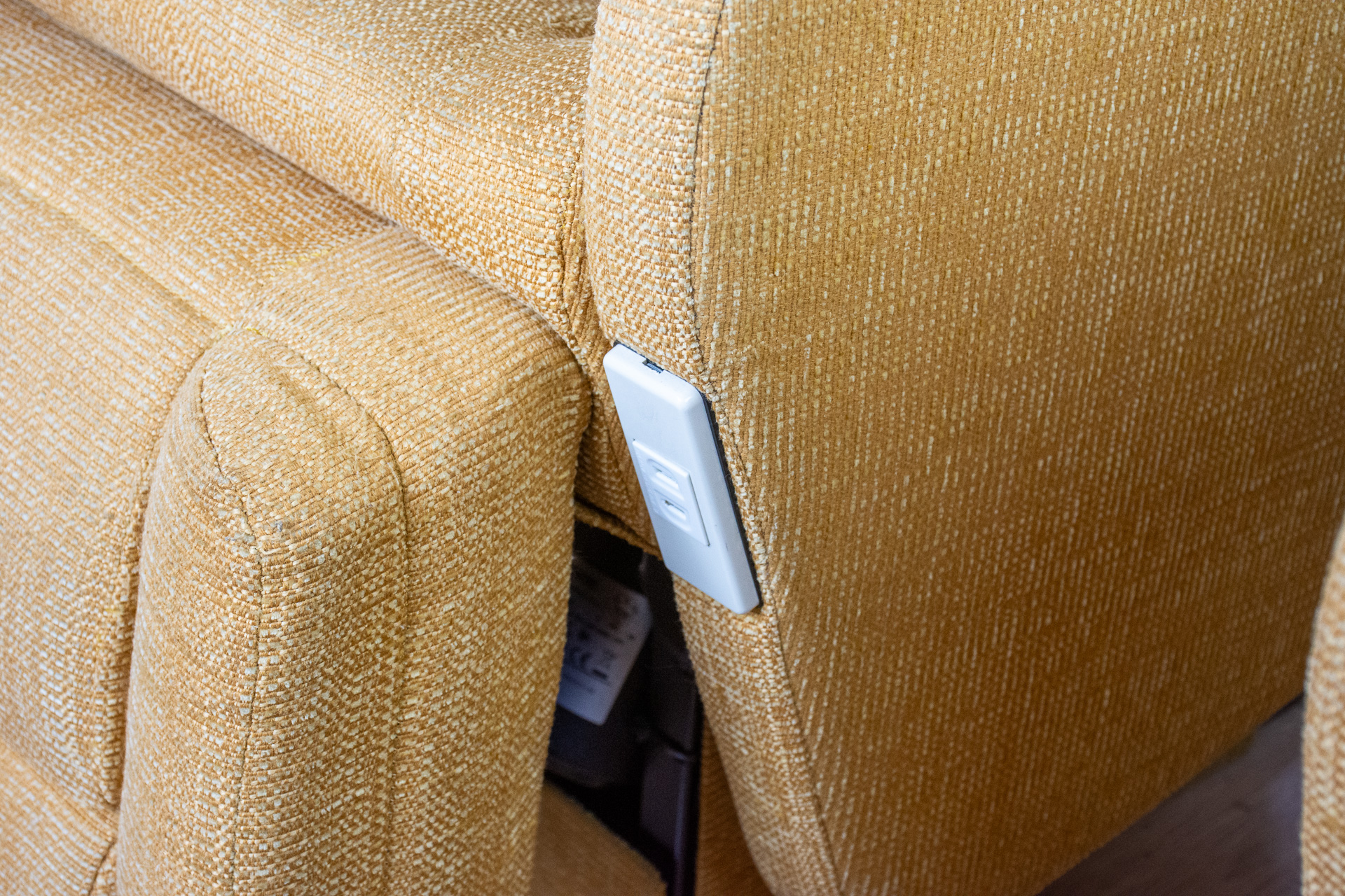 肘掛けの下にコンセントを用意する