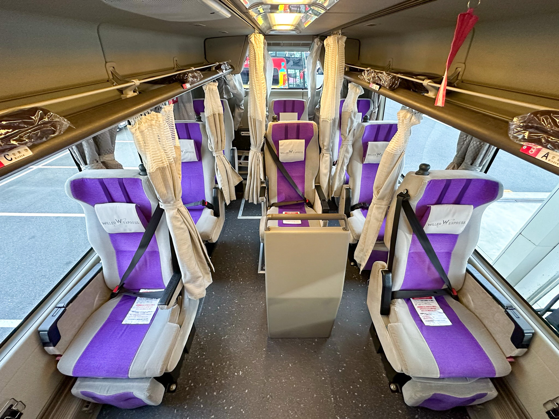 独立した3列シートで計8席。「リラックス」車両の後部スペースに「コモド」のシート設けている