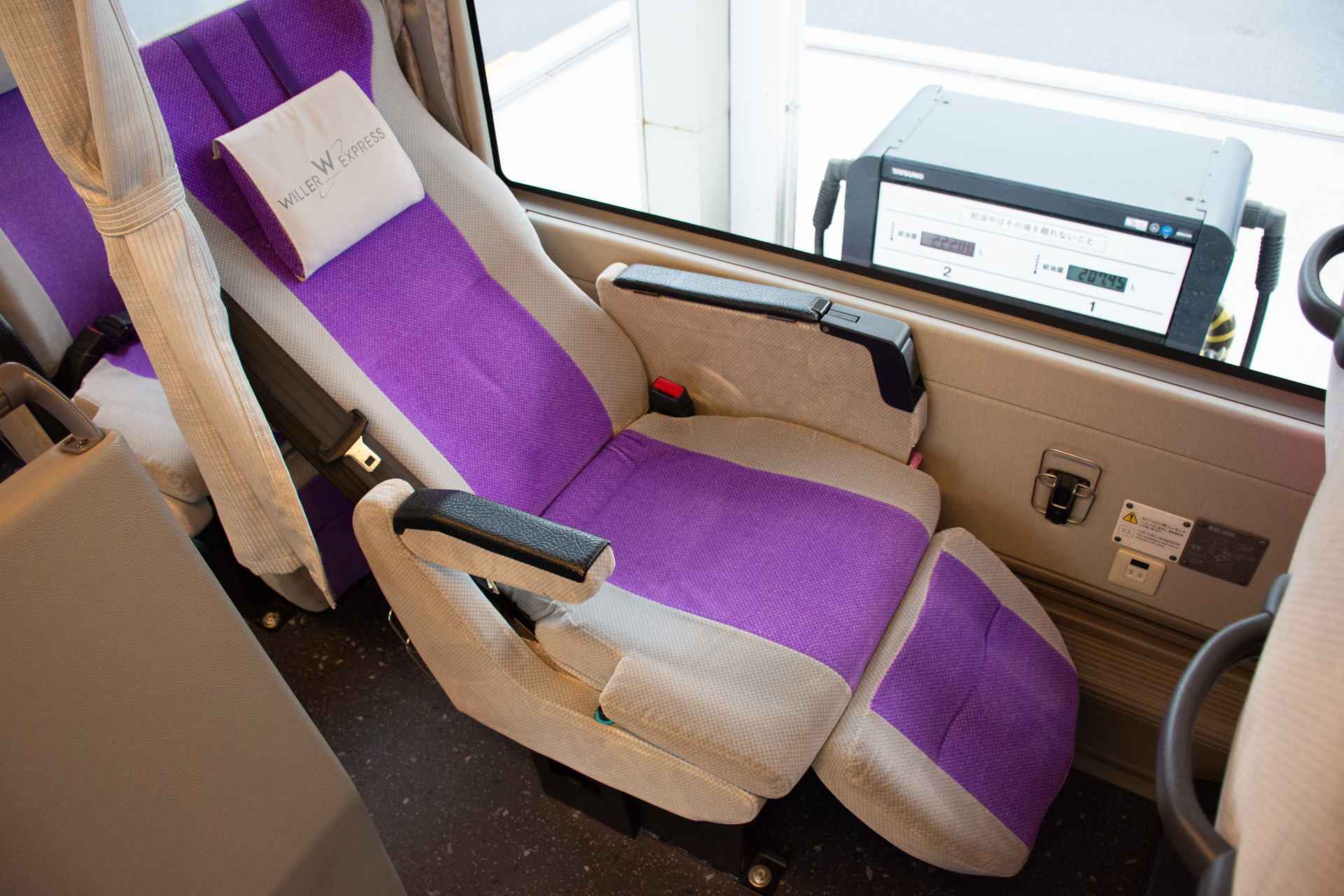 グレーとパープルが鮮やかな印象を与えるシート