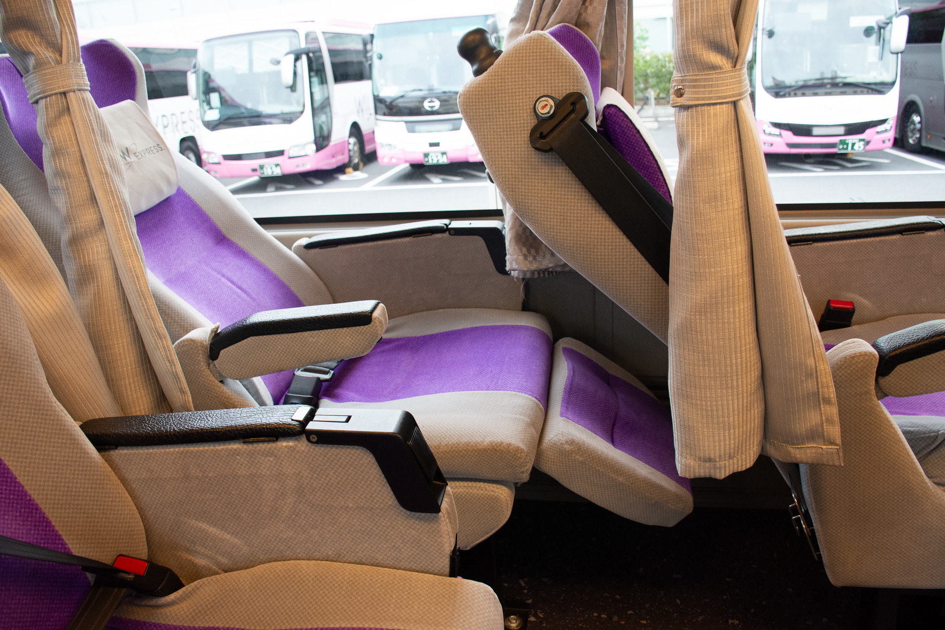 約140度のリクライニングを倒した状態。前の席が同様に倒しても十分空間がある