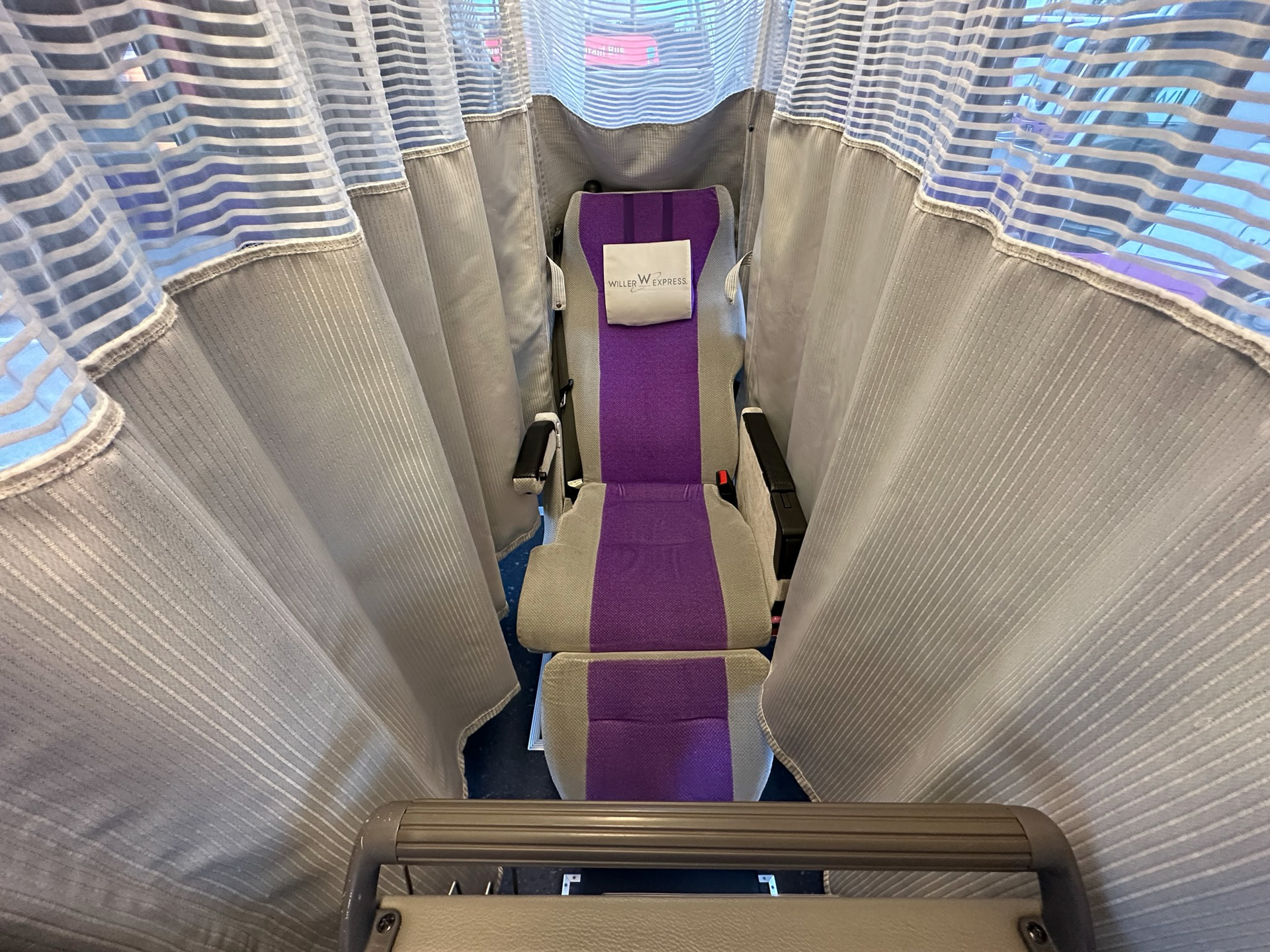 席の四方をカーテンで仕切ることができる