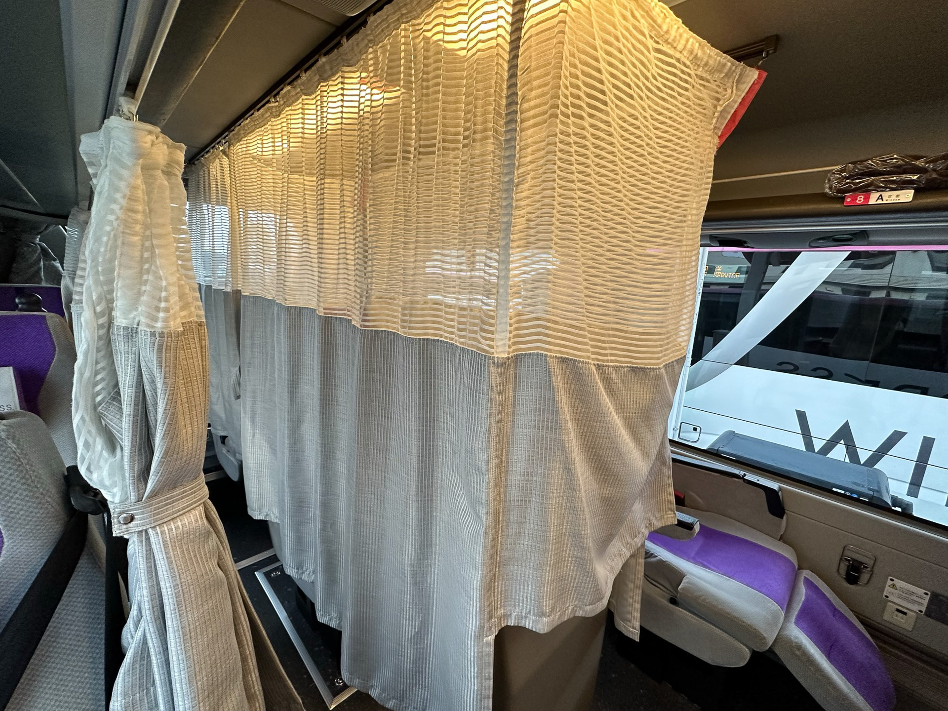 カーテン上部は保安上の理由でシースルーになっている