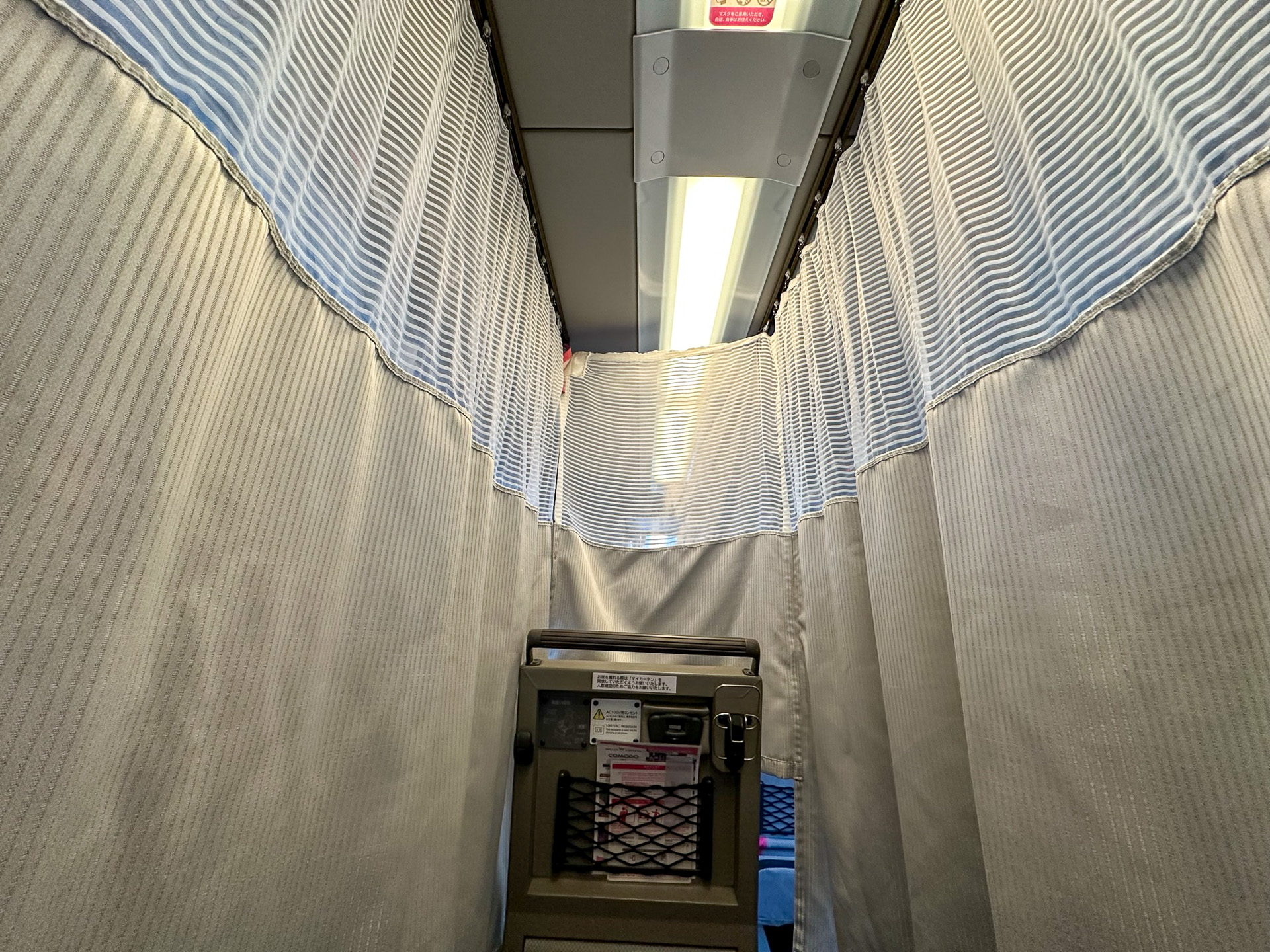 コモドのカーテンは席の周囲をぐるりと覆う作りなので、とりわけ個室感が高い
