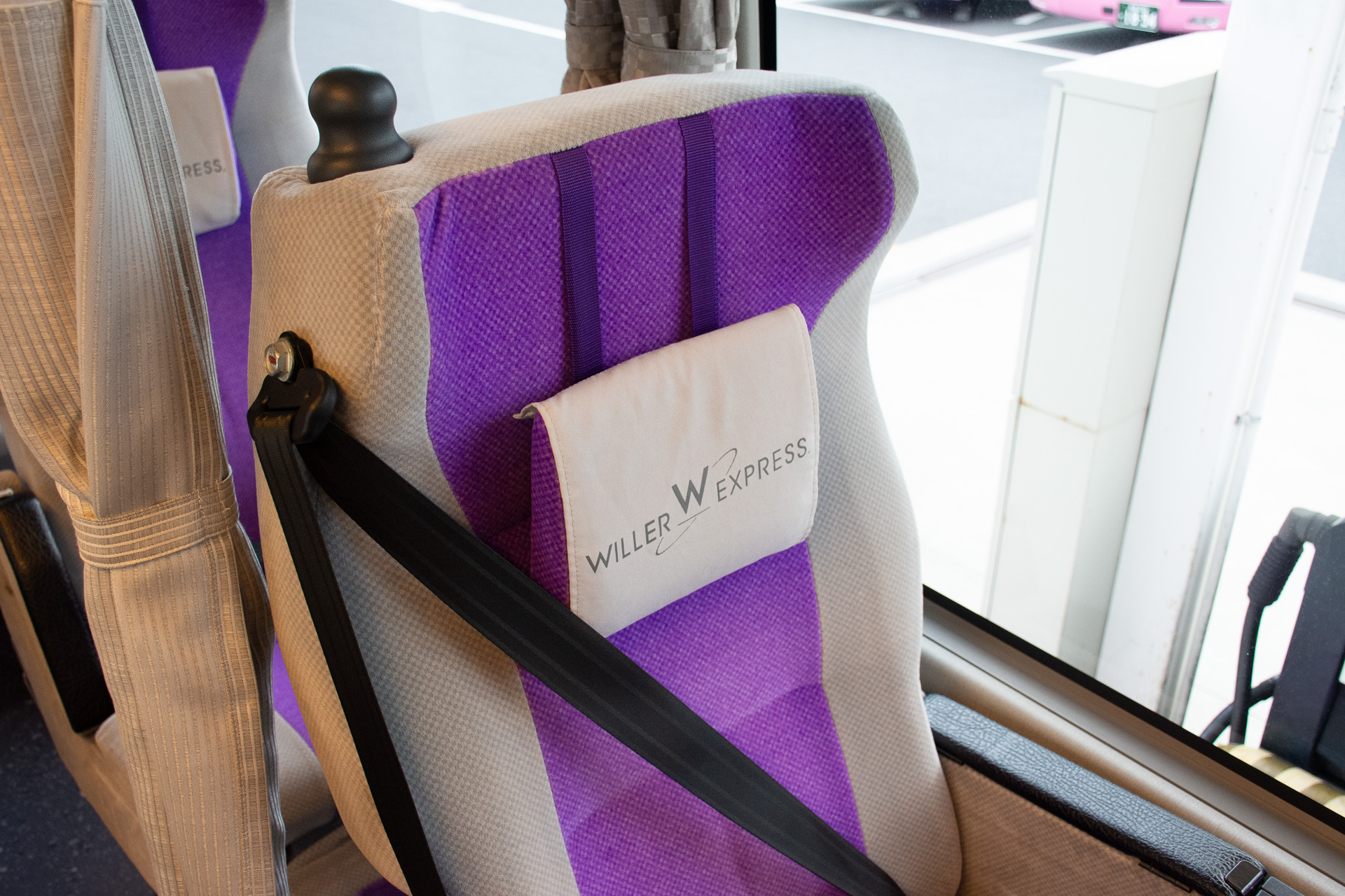 頭のまわりをしっかり支えるヘッドレストと可動式の枕