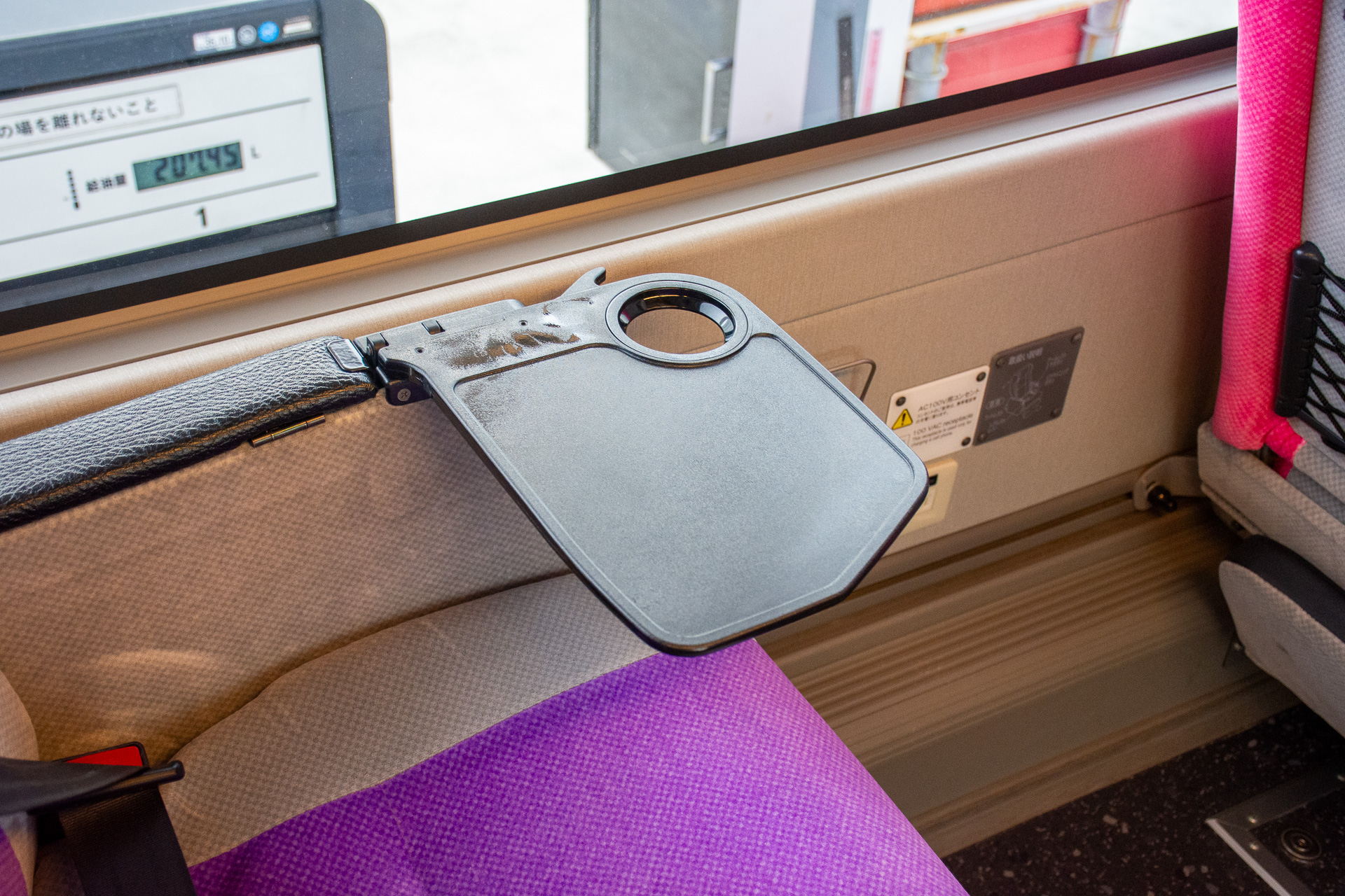 テーブルは肘掛けから引き出す仕組み