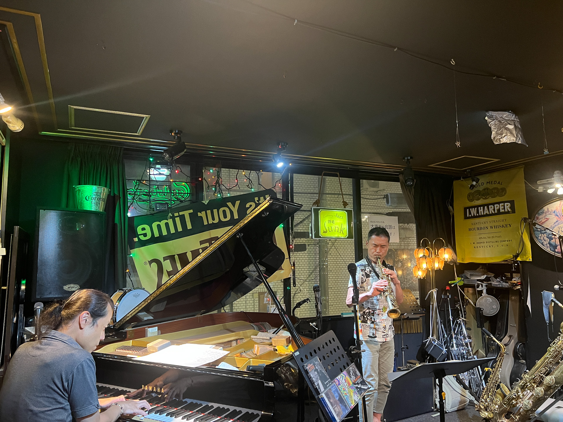 ソプラノサックスを吹く渡辺ファイアーさんとピアニスト進藤陽悟さん