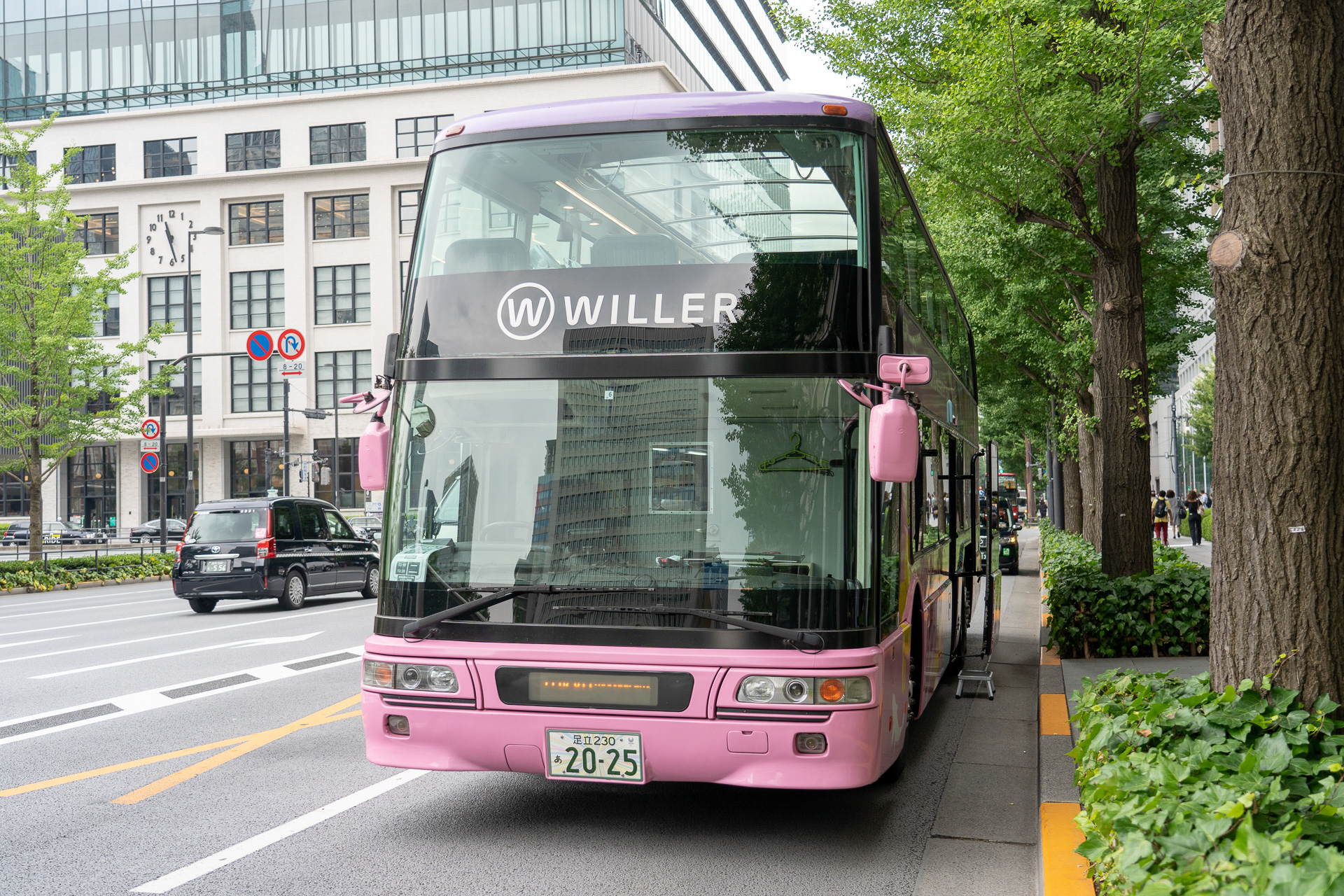 発着場所の東京駅 丸の内ビル前に停車する東京レストランバス。カラフルなイラストが描かれている2階建てバスだ