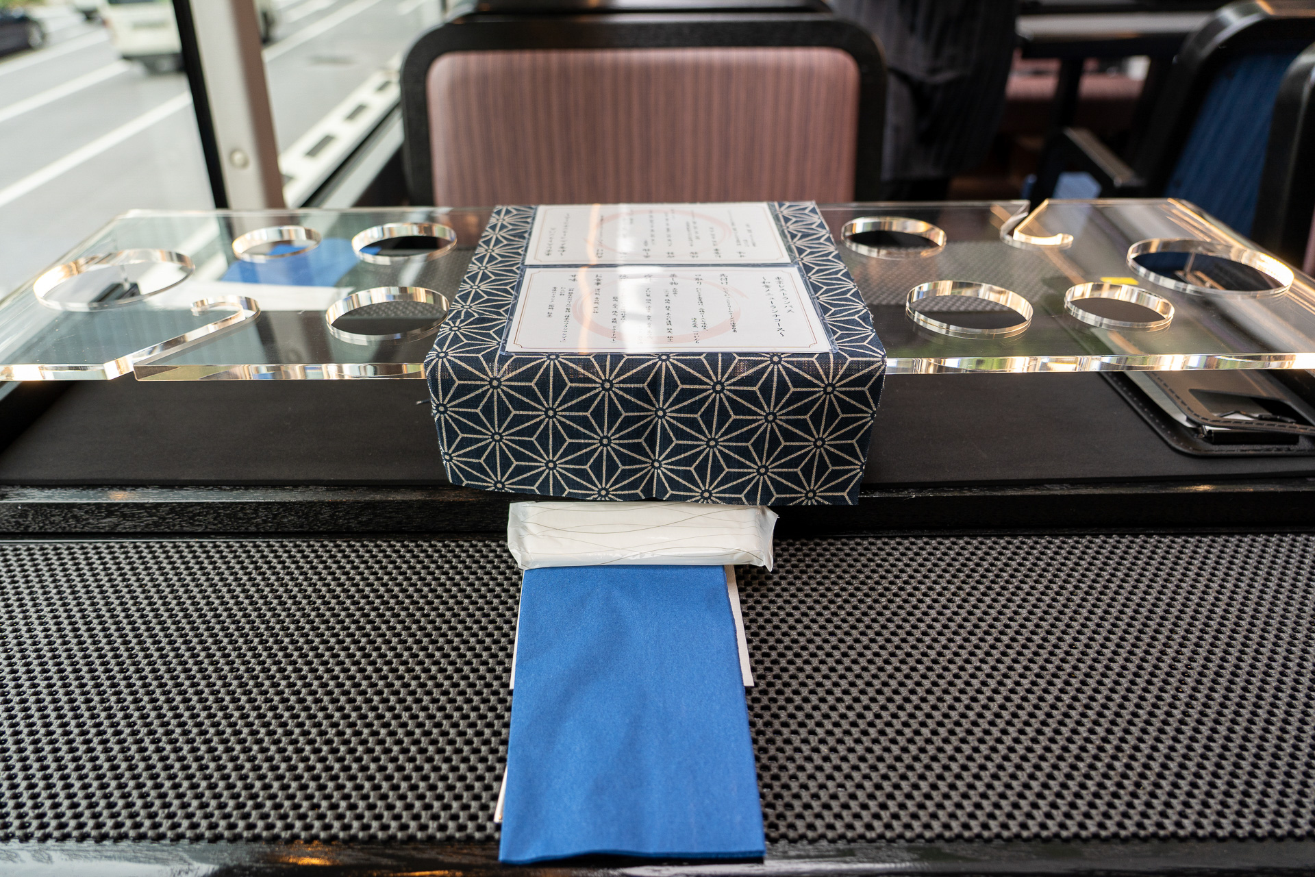 今回は前方の4名席に座った