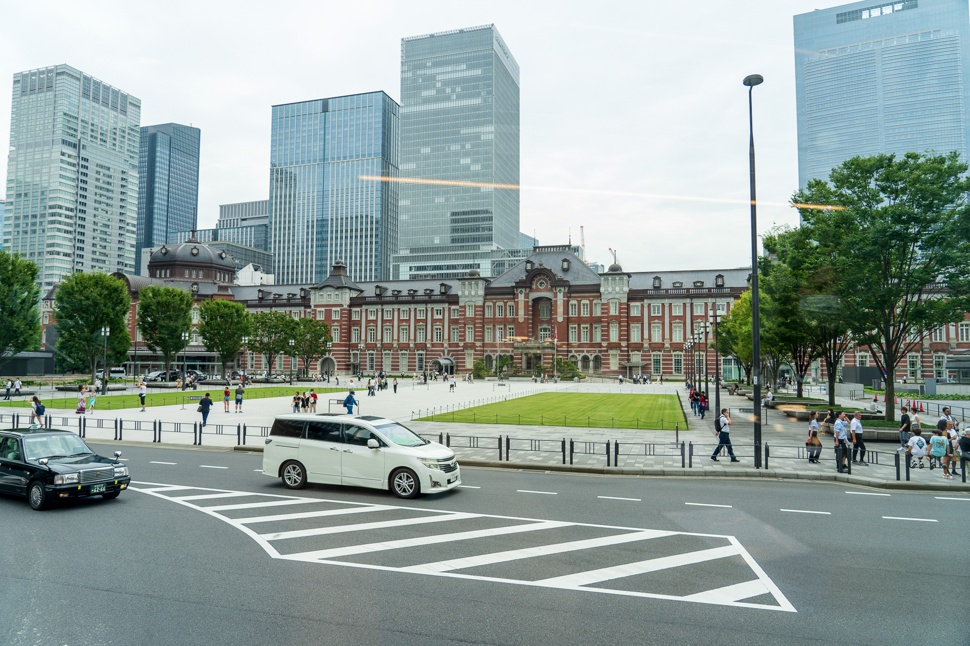 乗車して高い目線から見た東京駅。いよいよ出発だ