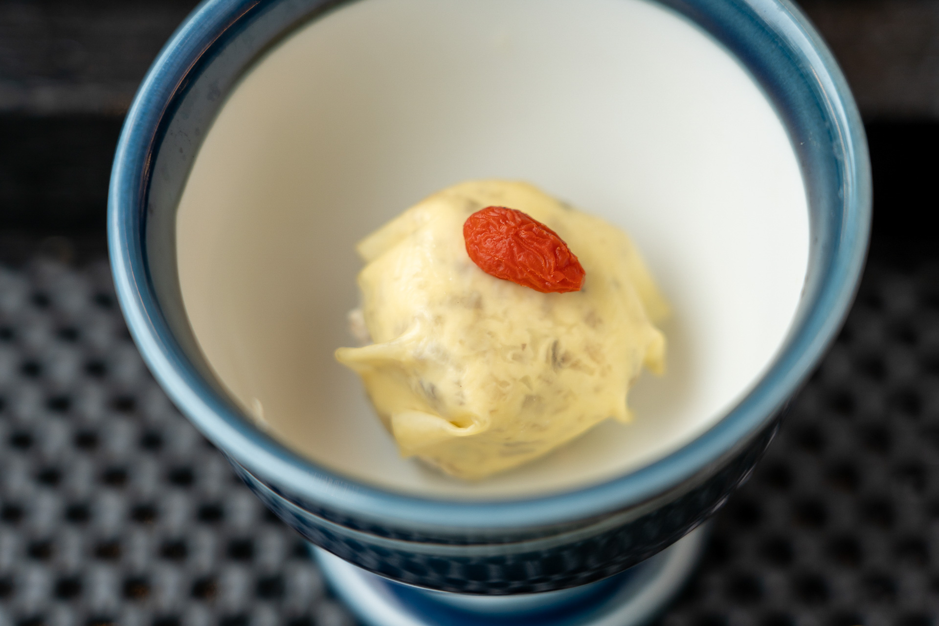 先付けのいぶりがっことクリームチーズの湯葉巾着。スパークリングワインによく合う